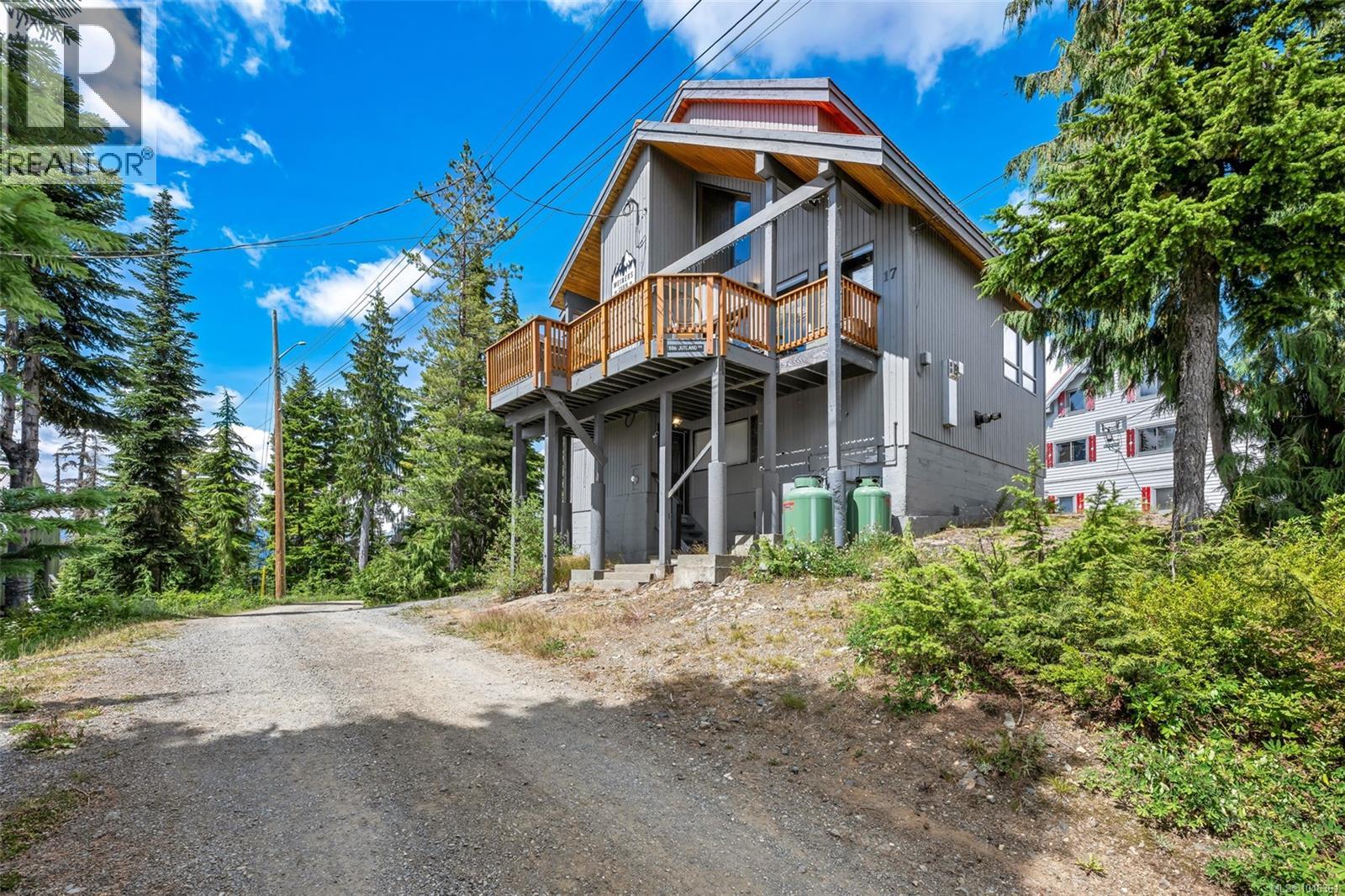 886 Jutland Terr Property Photo 3