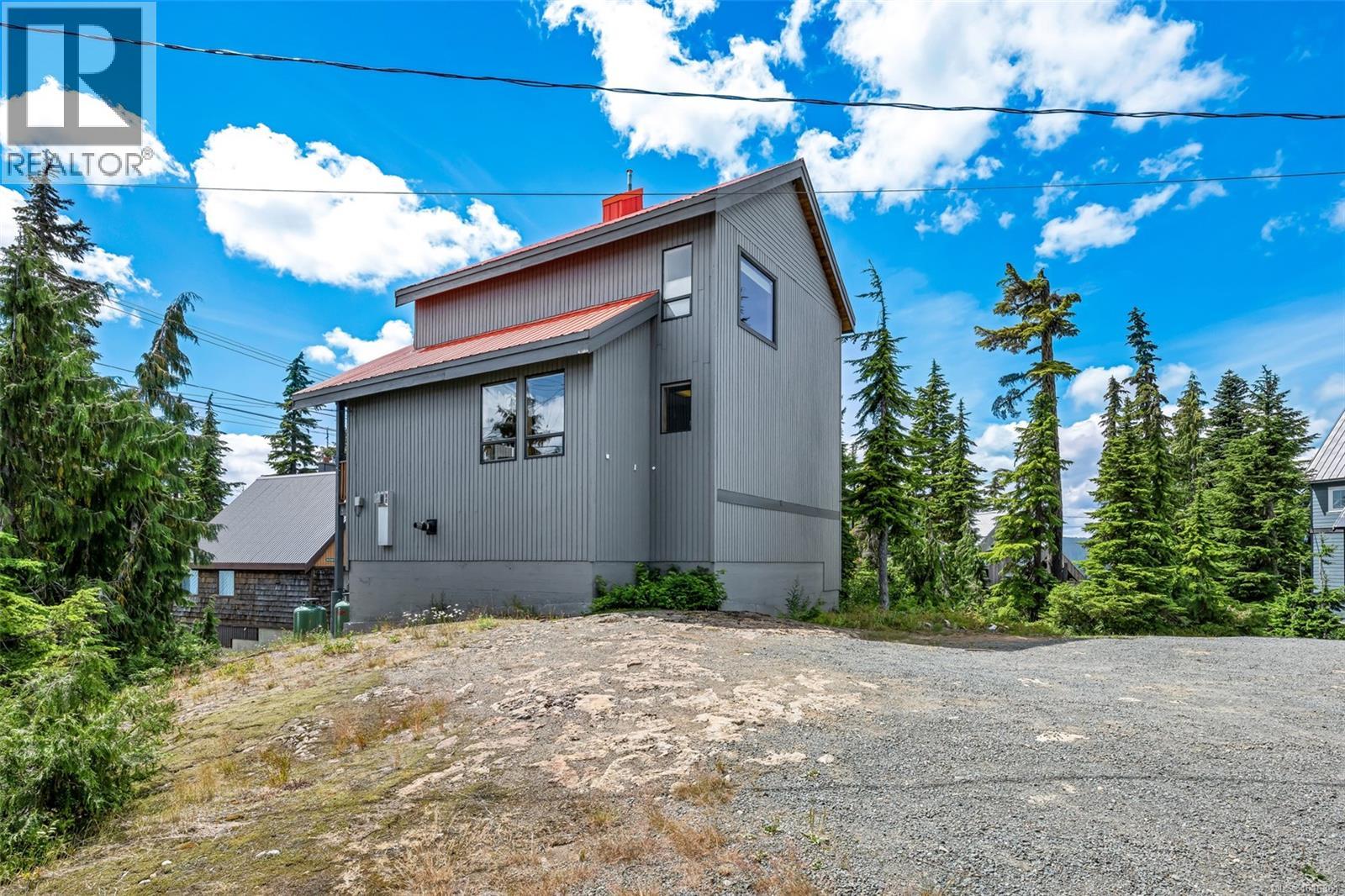 886 Jutland Terr Property Photo 4