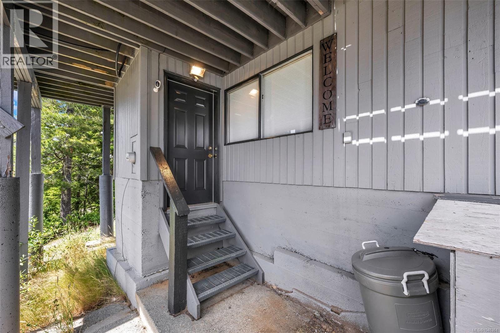 886 Jutland Terr Property Photo 6