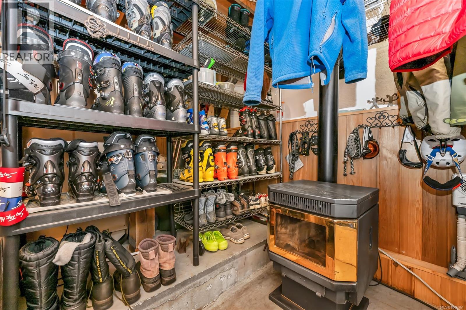 886 Jutland Terr Property Photo 16