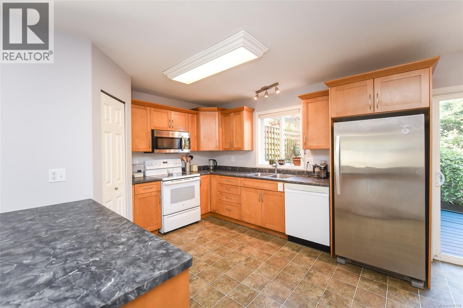 1272 Crown Pl Property Photo 5