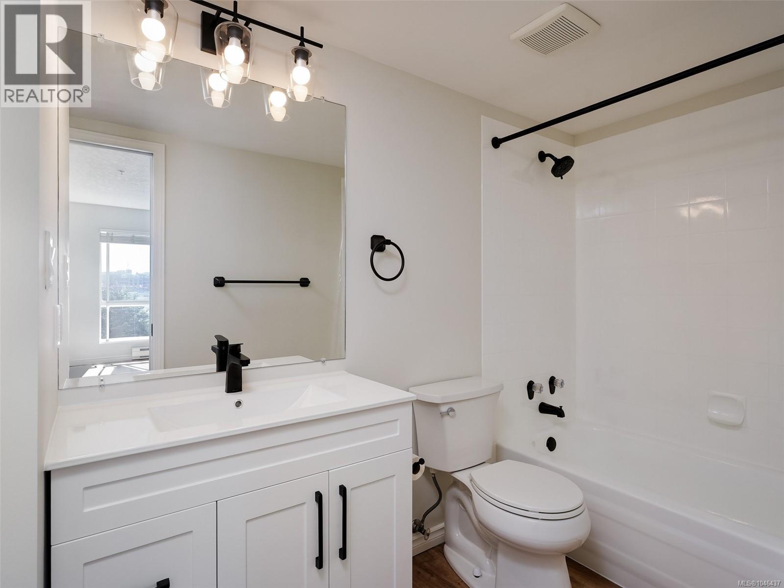 306 689 Bay St Property Photo 4