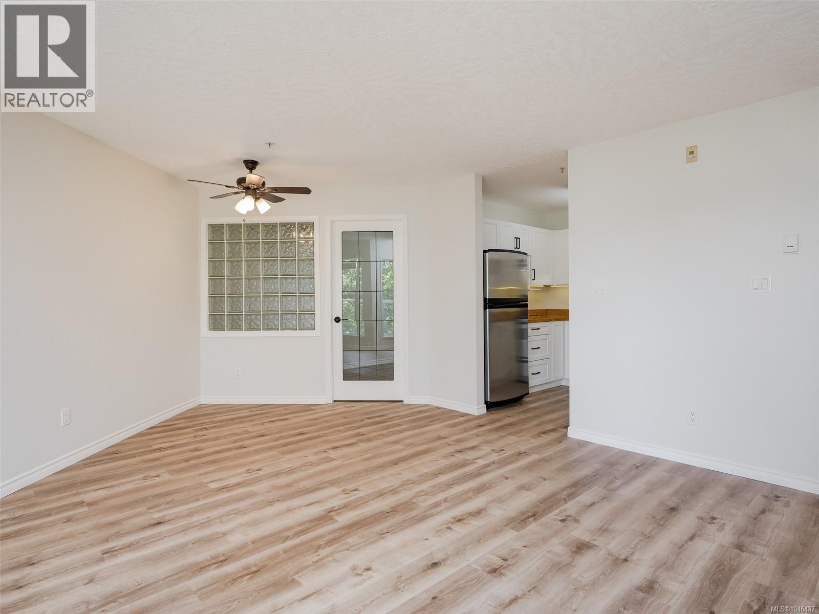 306 689 Bay St Property Photo 8
