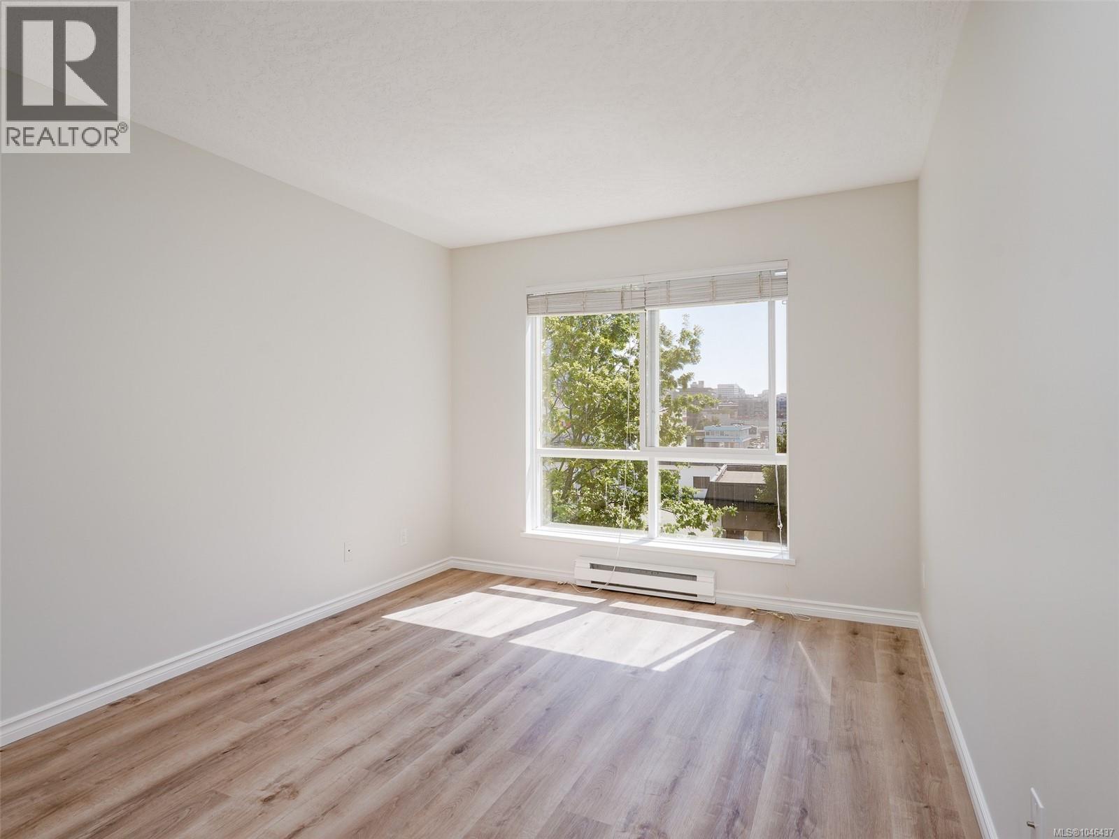 306 689 Bay St Property Photo 10
