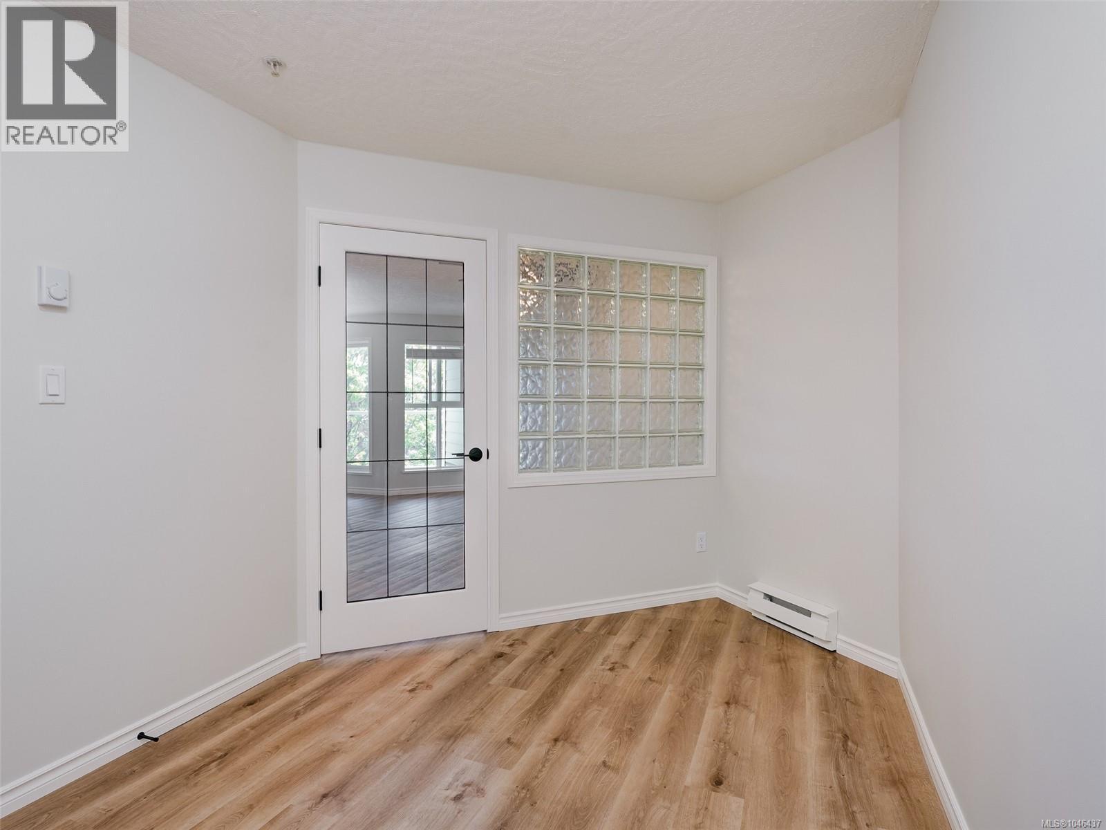 306 689 Bay St Property Photo 14