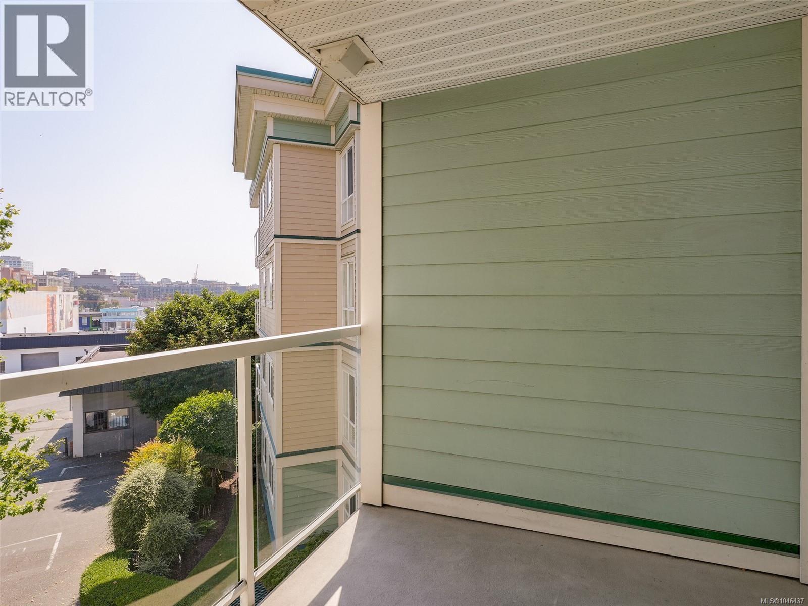 306 689 Bay St Property Photo 16