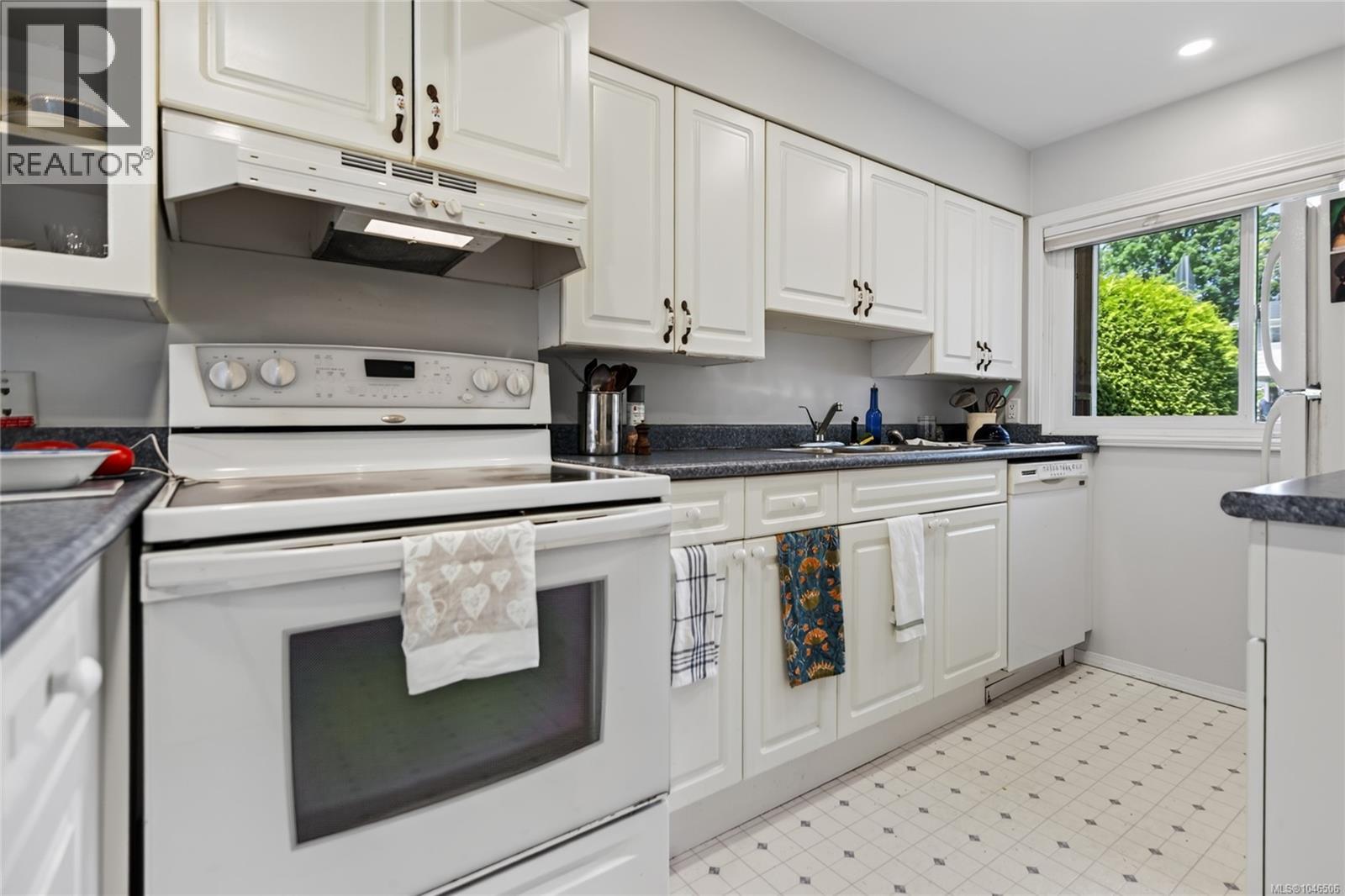 105 1537 Noel Ave Property Photo 11