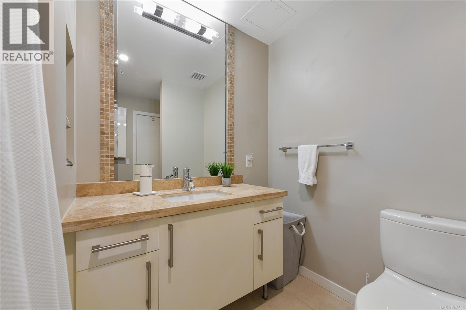 111 373 Tyee Rd Property Photo 8