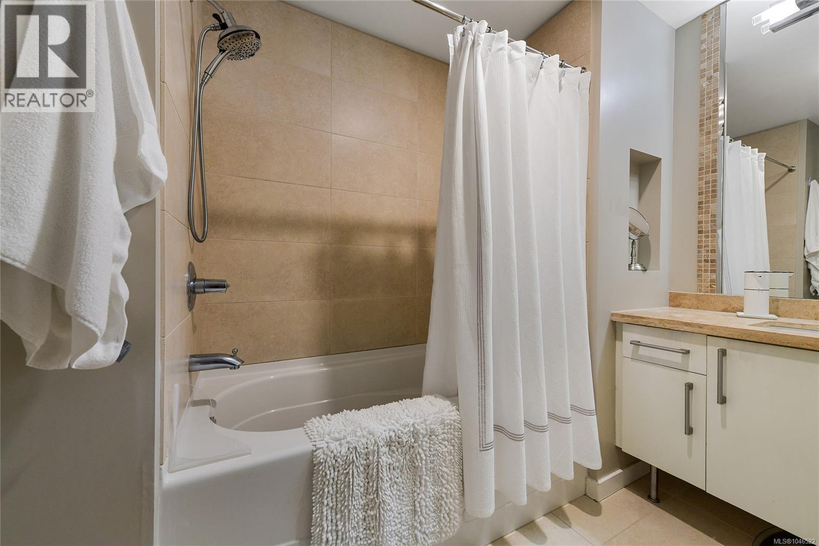 111 373 Tyee Rd Property Photo 9