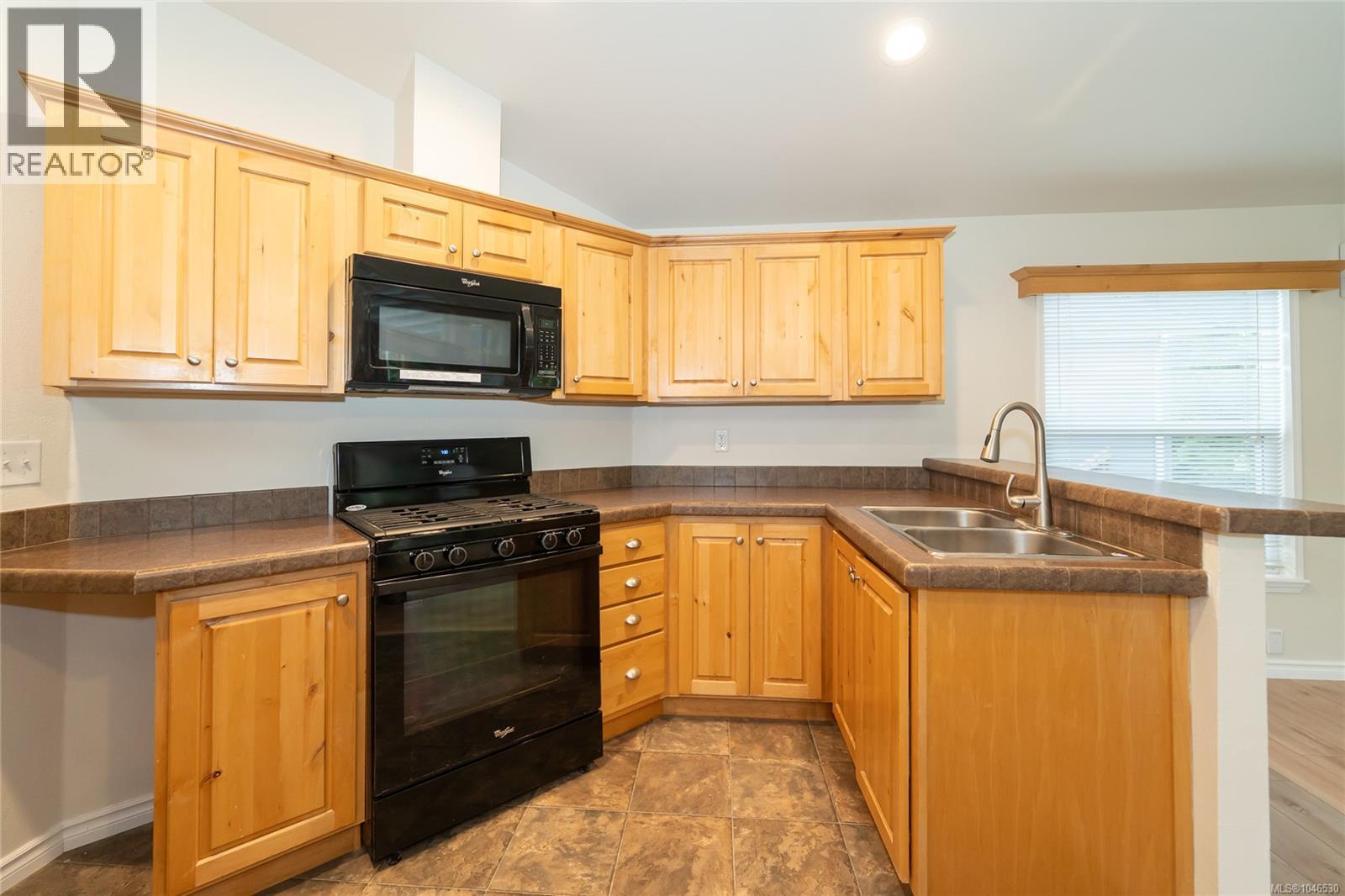 130 3042 River Rd Property Photo 8
