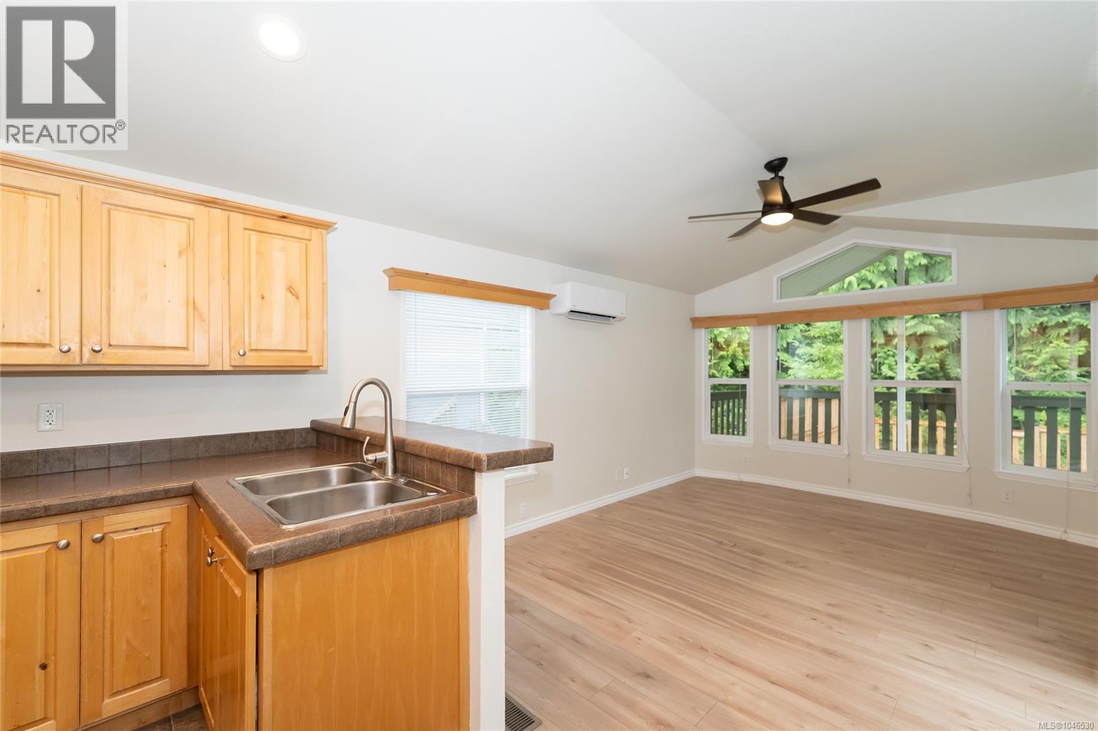 130 3042 River Rd Property Photo 9