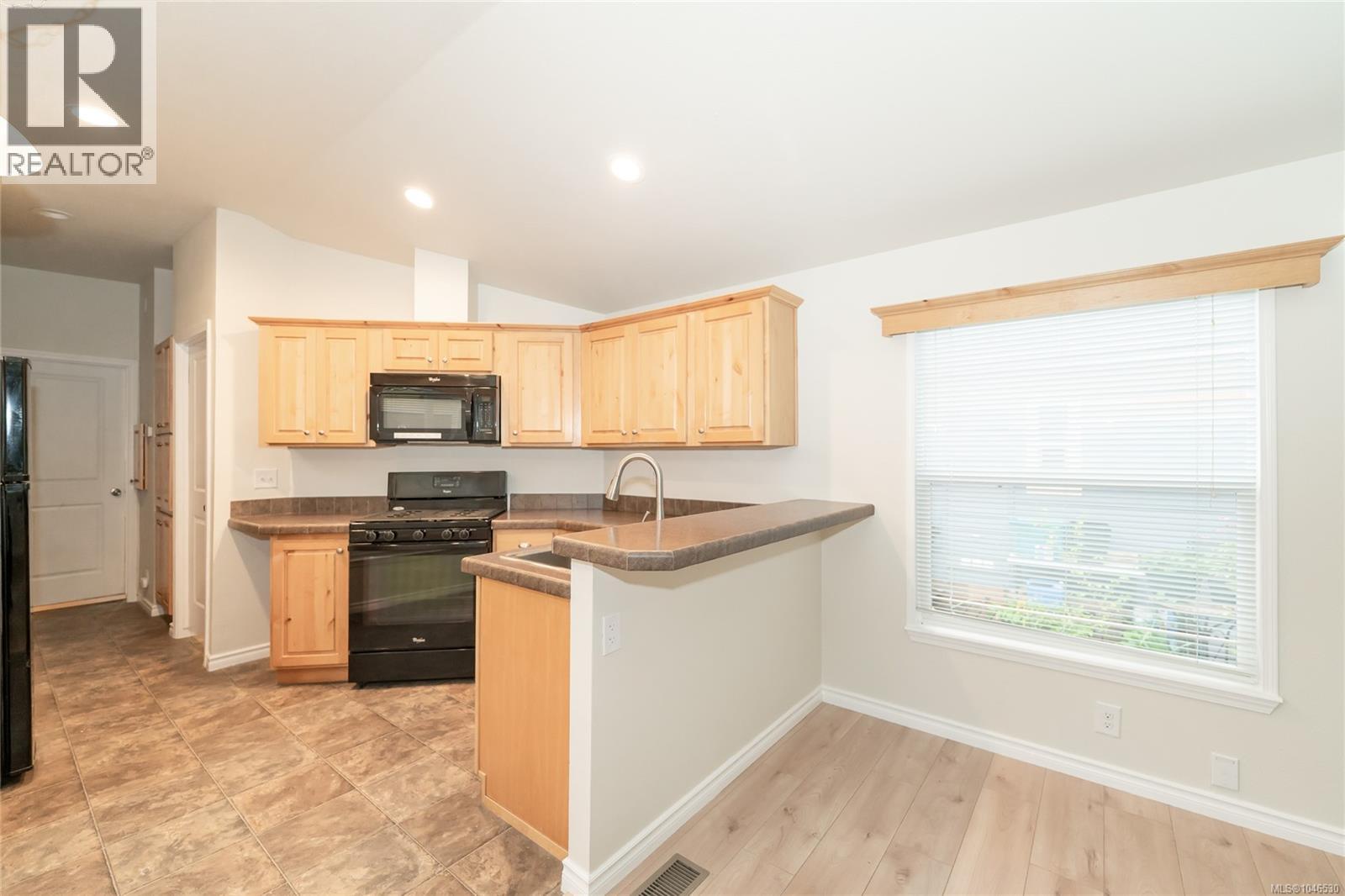 130 3042 River Rd Property Photo 13