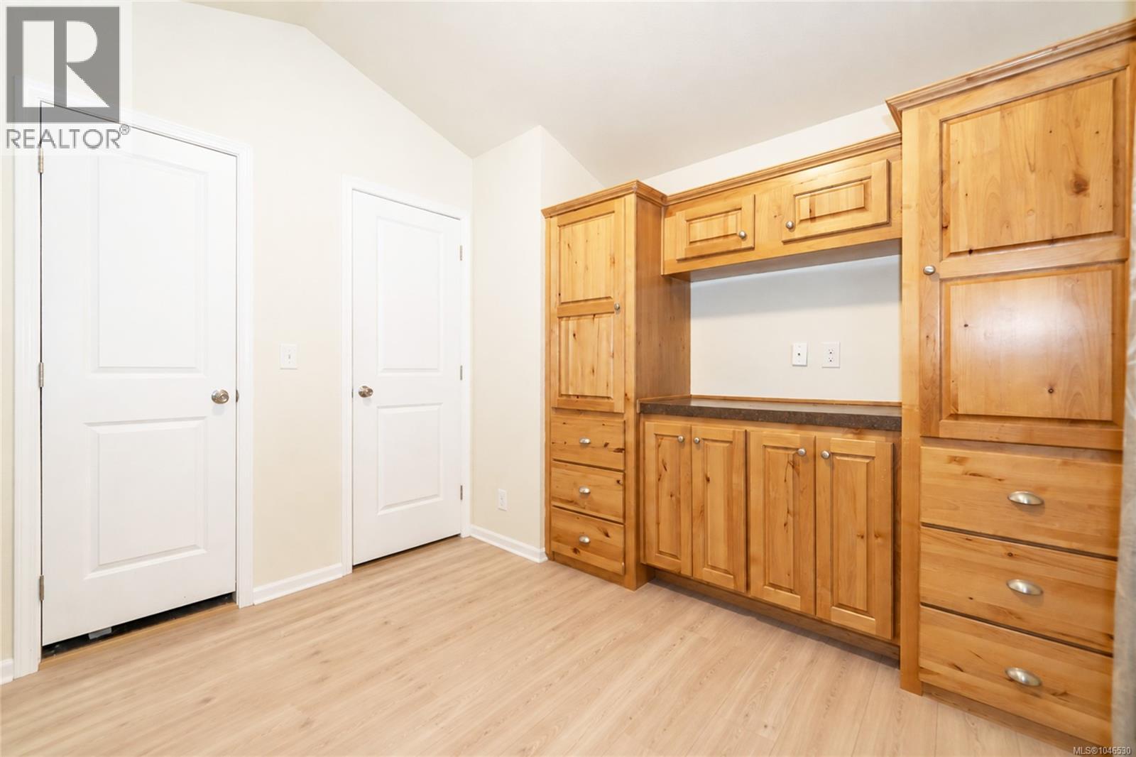 130 3042 River Rd Property Photo 23