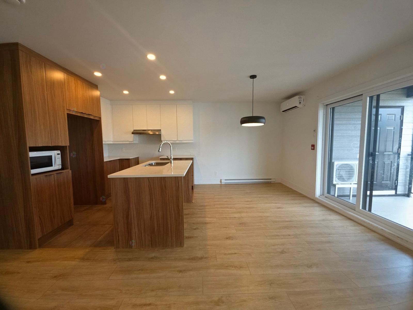 1880 Route Édouard-vii, #401 Property Photo 3