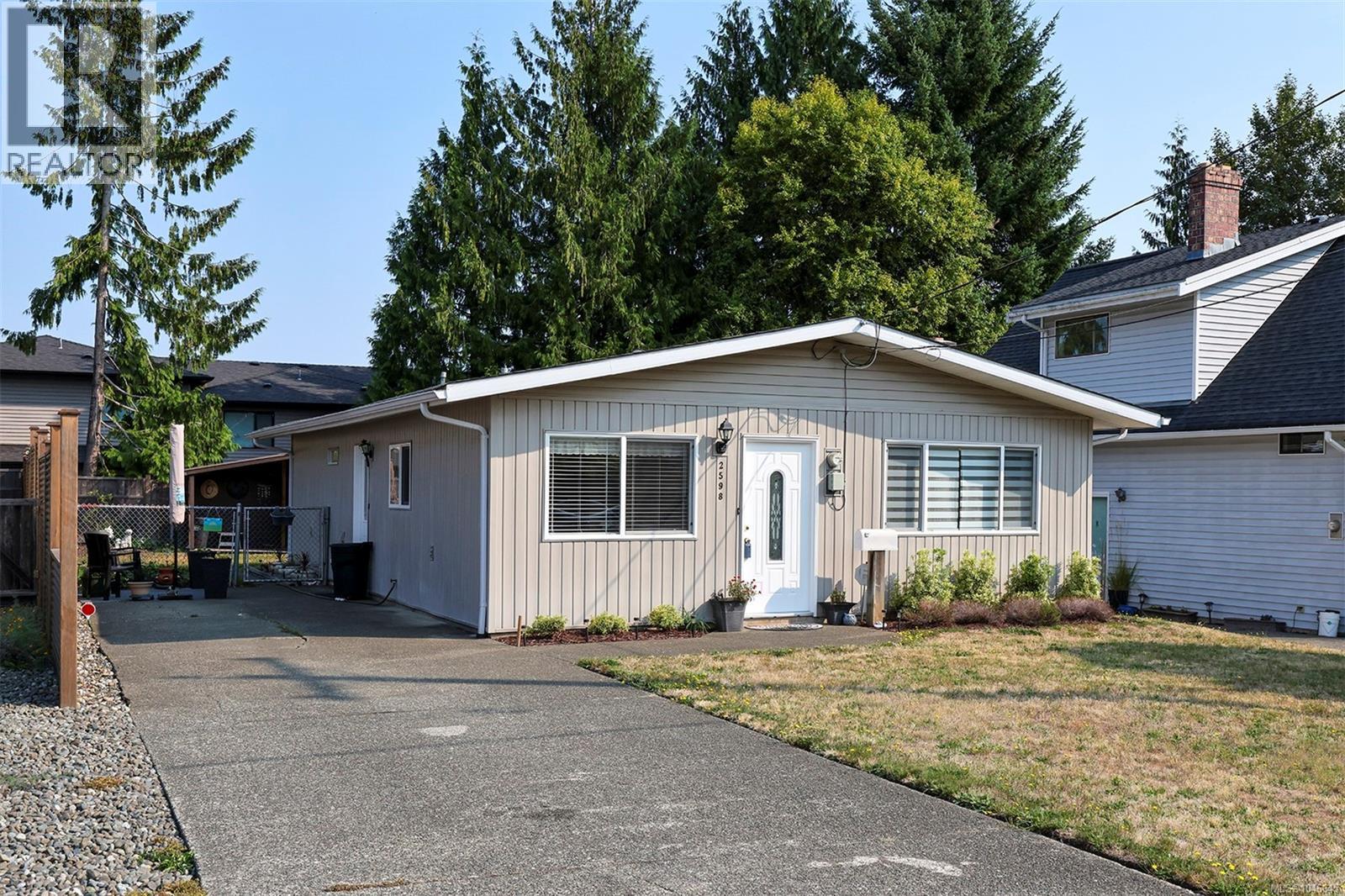 2598 Willard Ave Property Photo 2