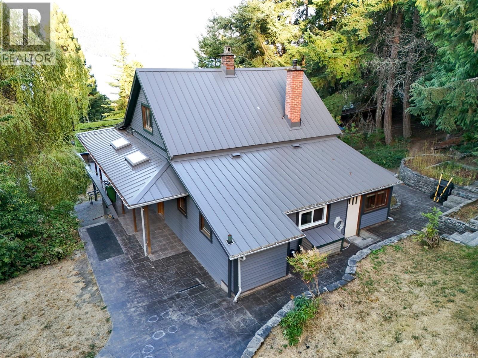 1038 Redcap St Property Photo 8