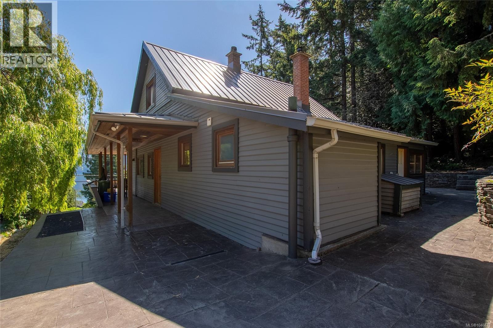 1038 Redcap St Property Photo 12