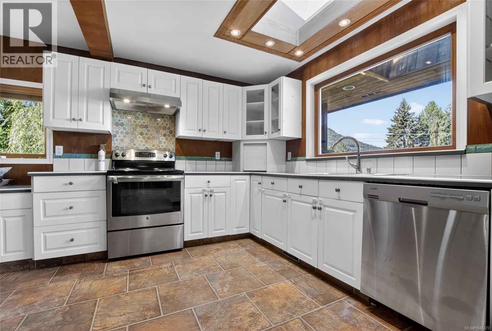 1038 Redcap St Property Photo 24