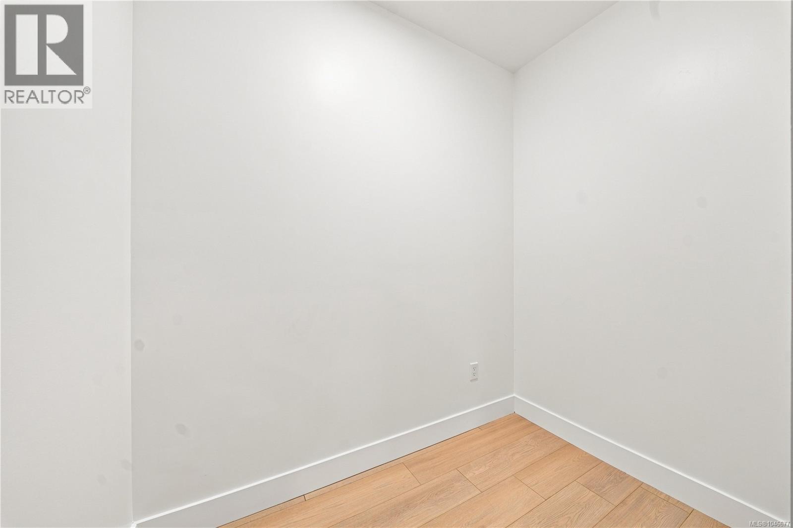 201 171 Jensen Ave W Property Photo 13