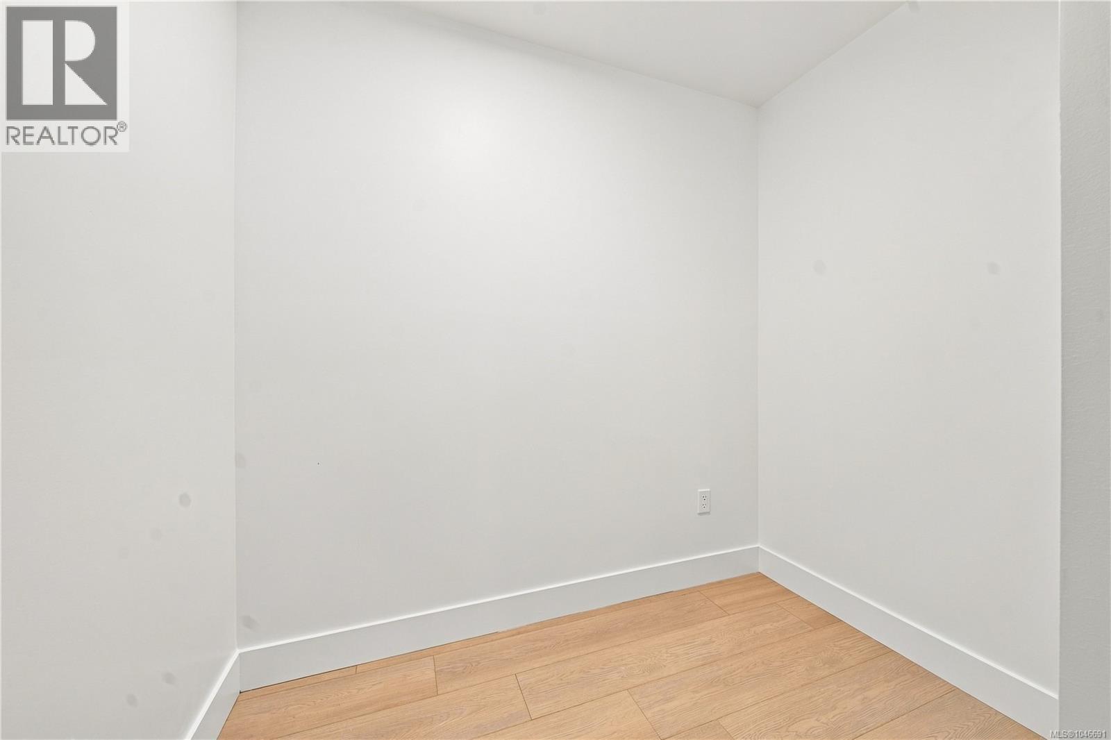 301 171 Jensen Ave W Property Photo 14