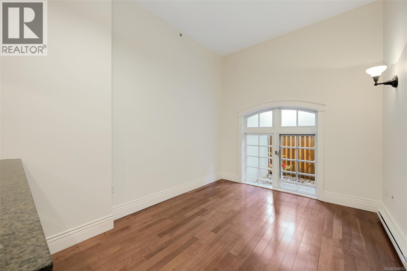 203 1602 Quadra St Property Photo 6