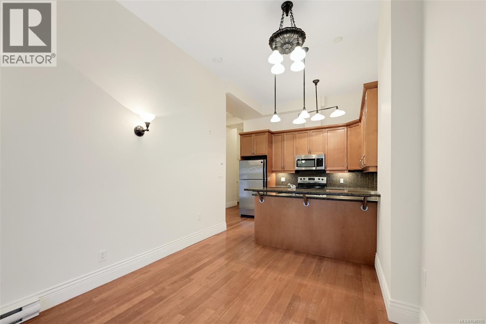 203 1602 Quadra St Property Photo 8