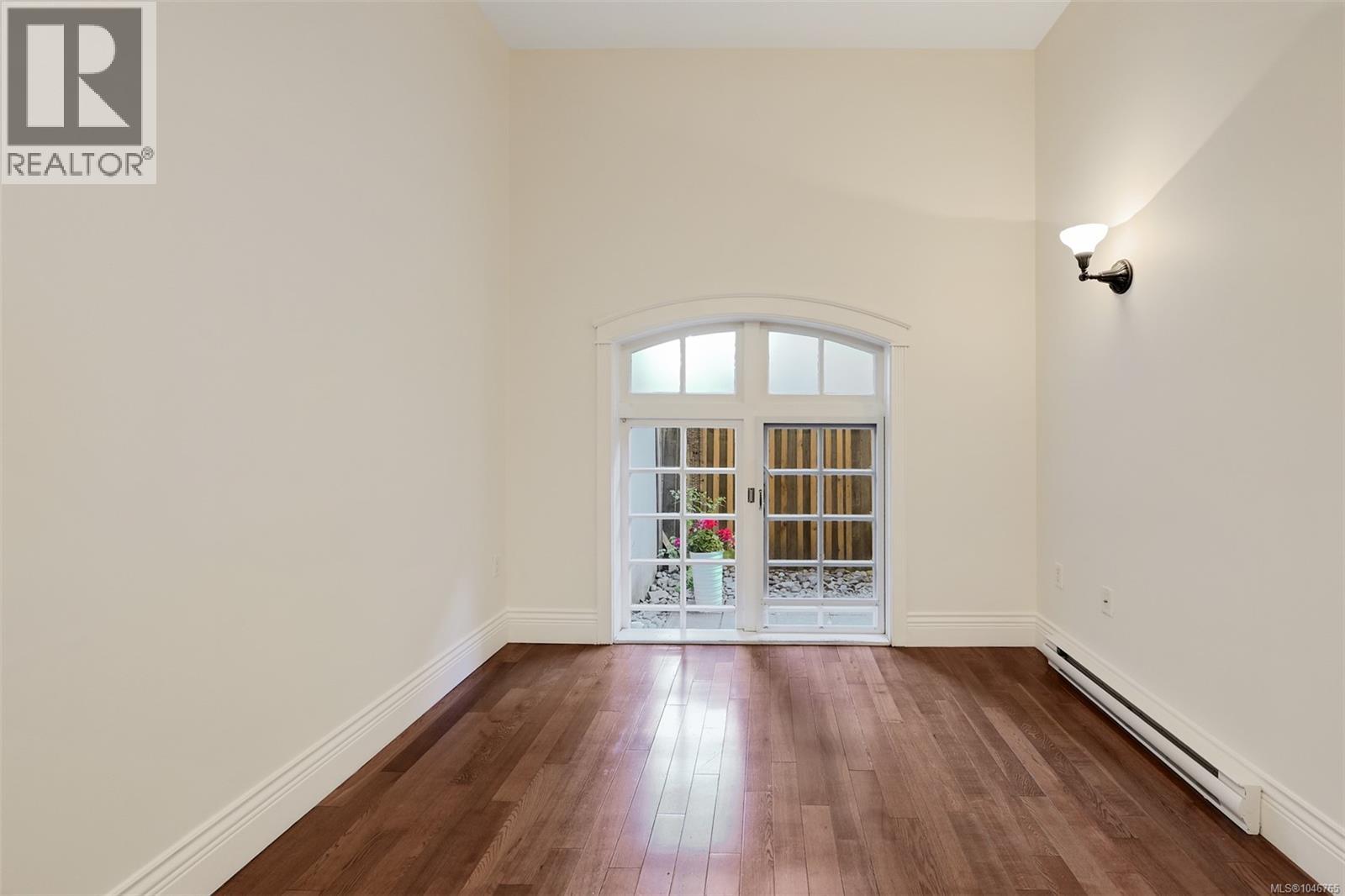 203 1602 Quadra St Property Photo 9