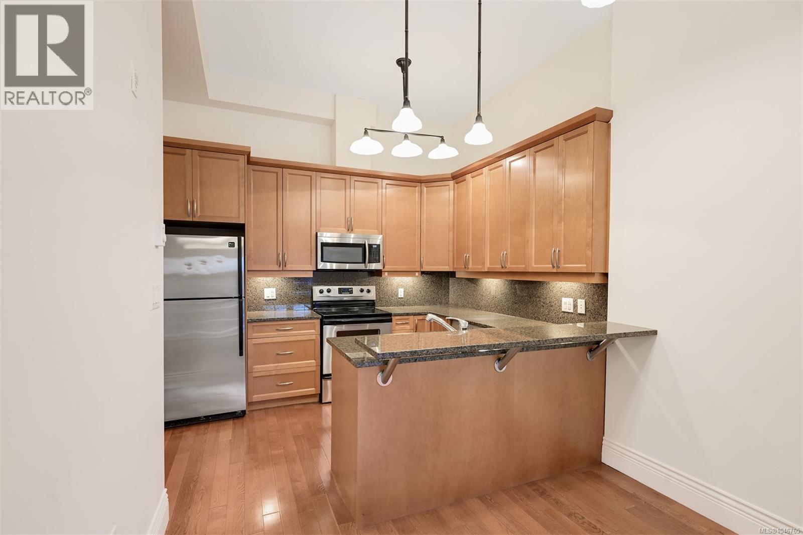 203 1602 Quadra St Property Photo 10