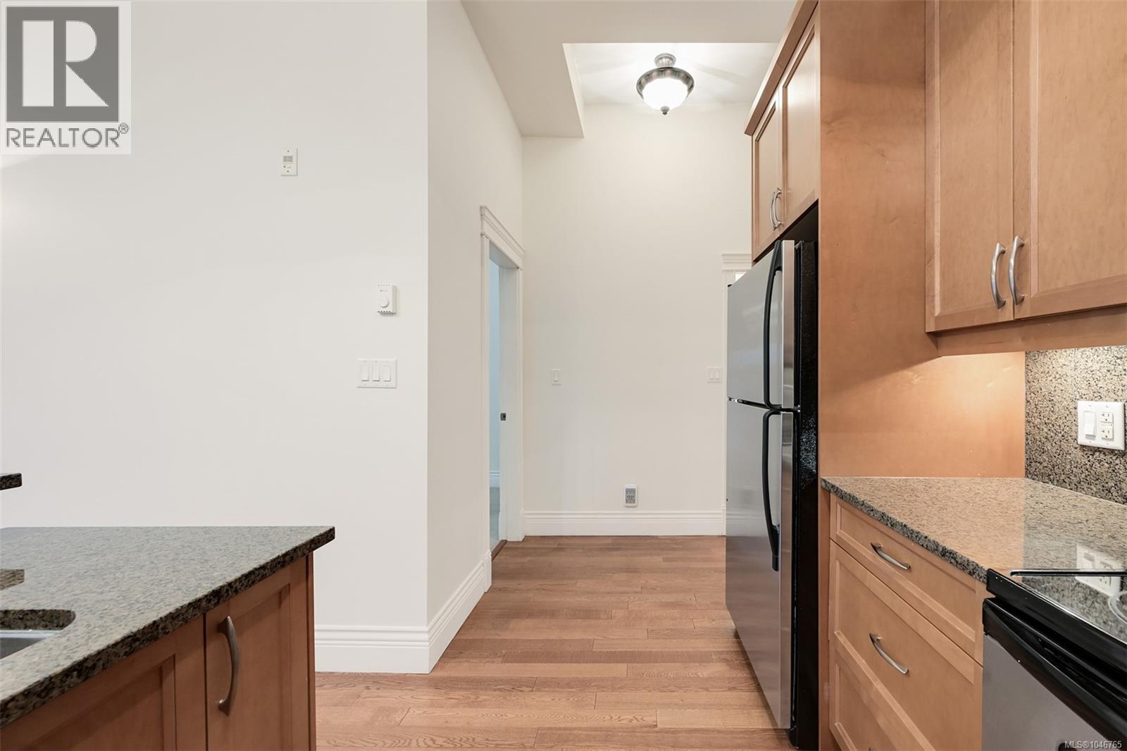 203 1602 Quadra St Property Photo 14