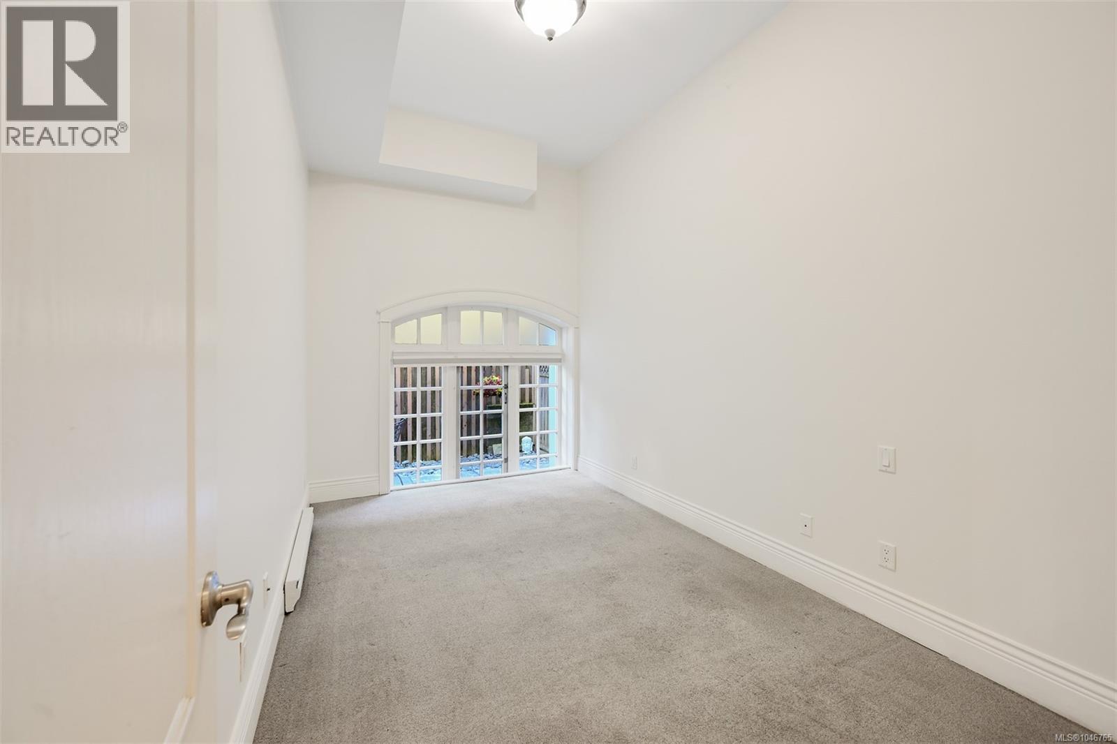 203 1602 Quadra St Property Photo 16