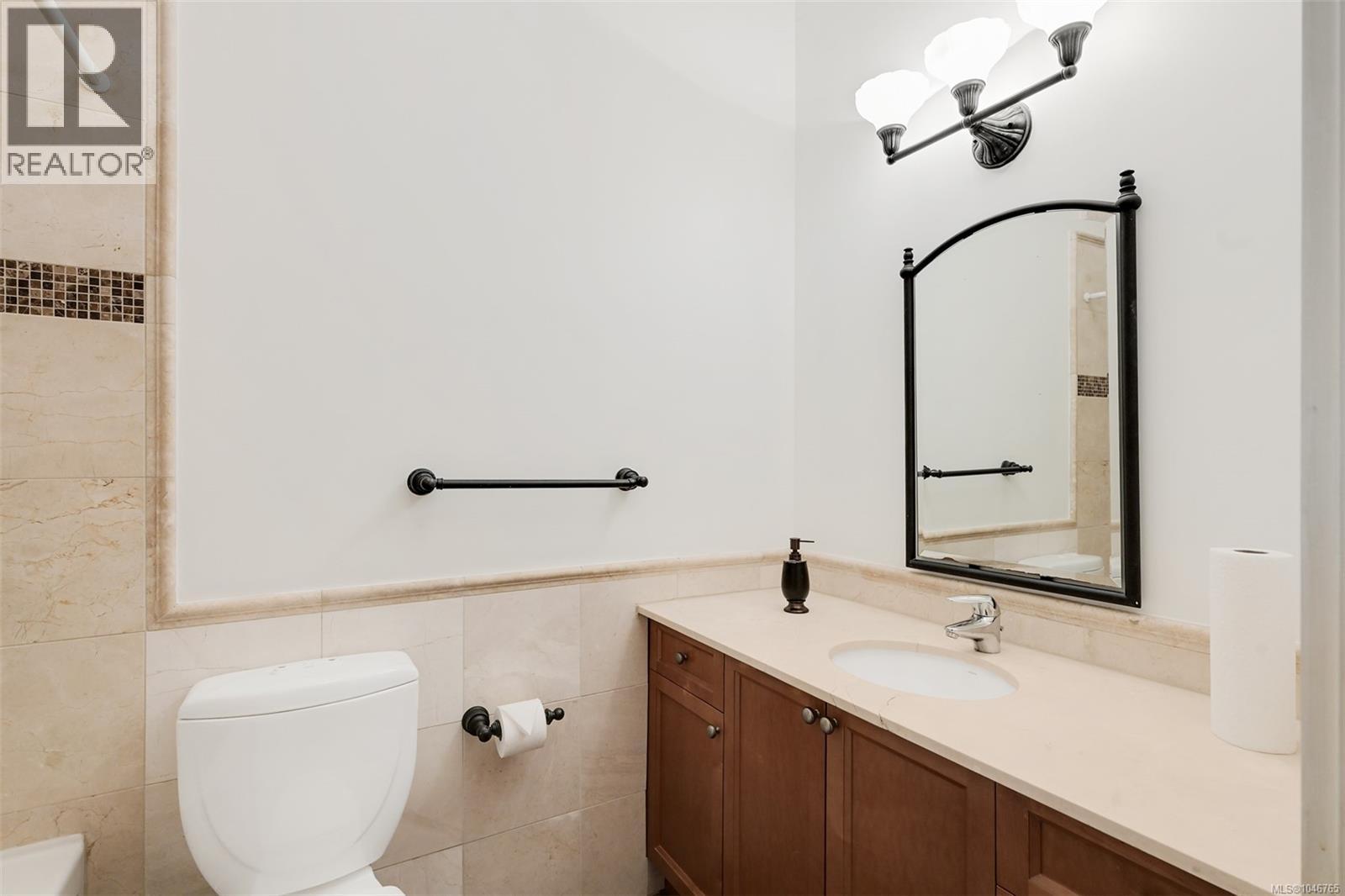203 1602 Quadra St Property Photo 19