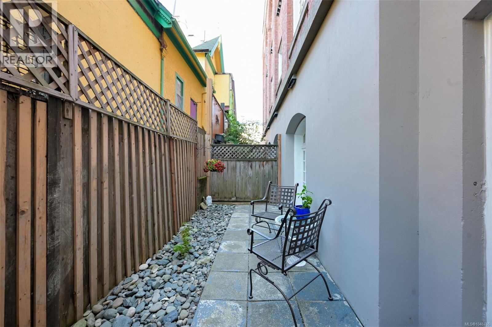 203 1602 Quadra St Property Photo 22