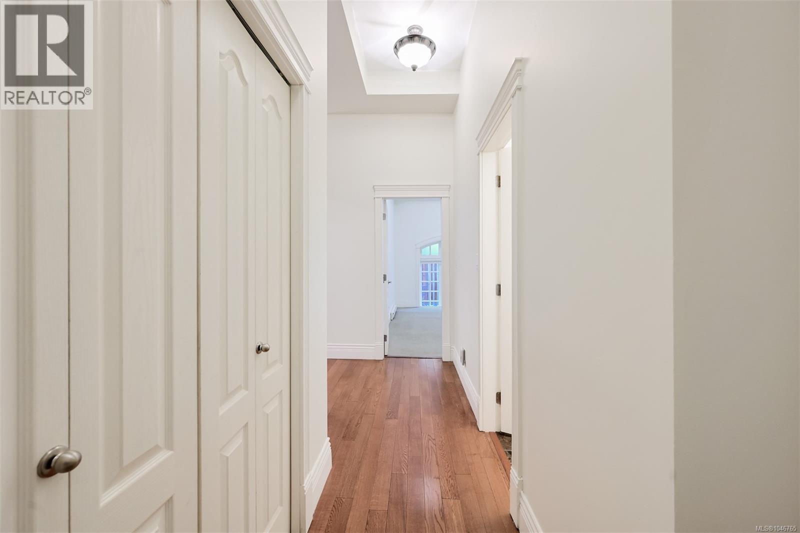 203 1602 Quadra St Property Photo 24