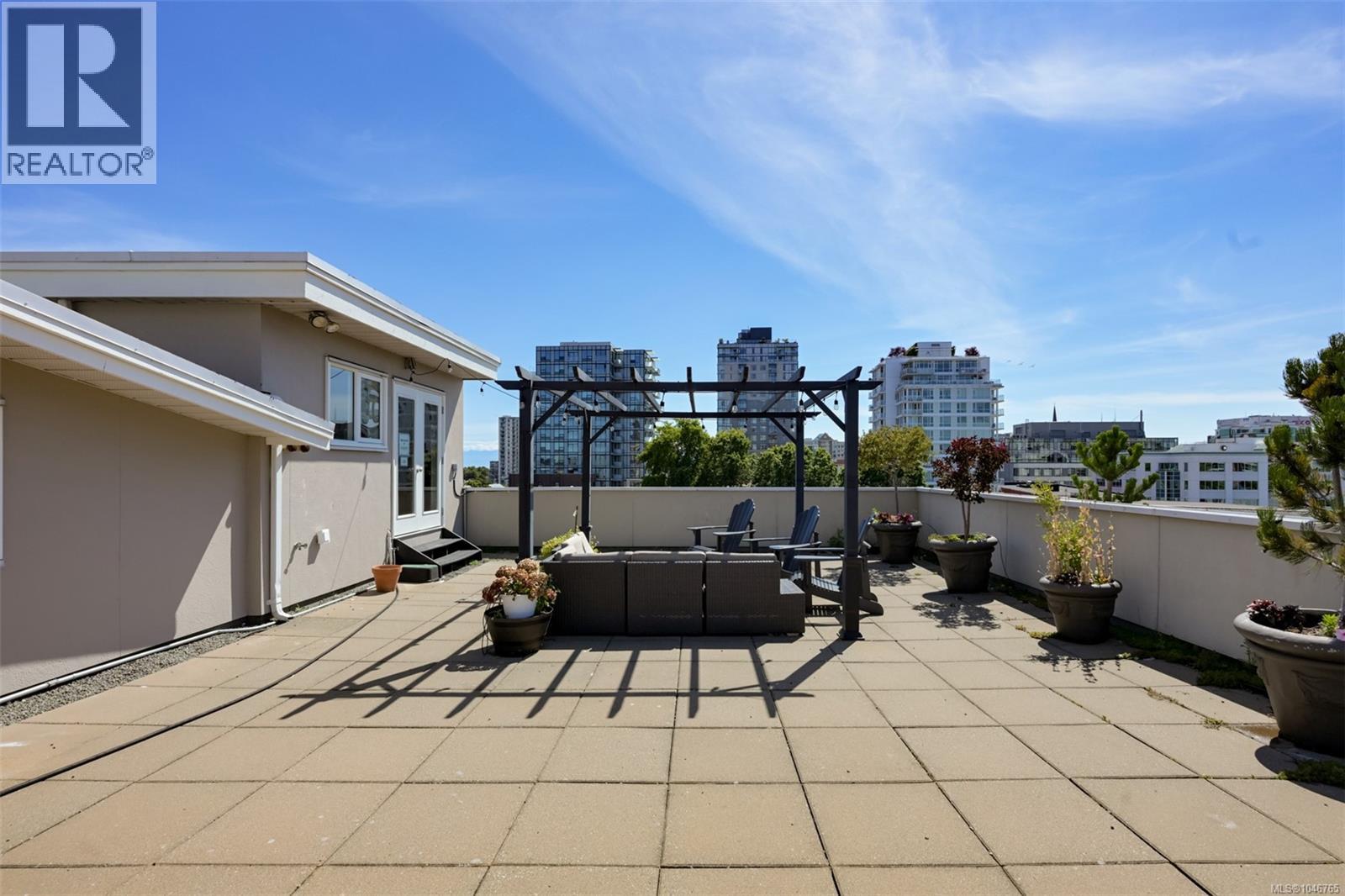 203 1602 Quadra St Property Photo 28