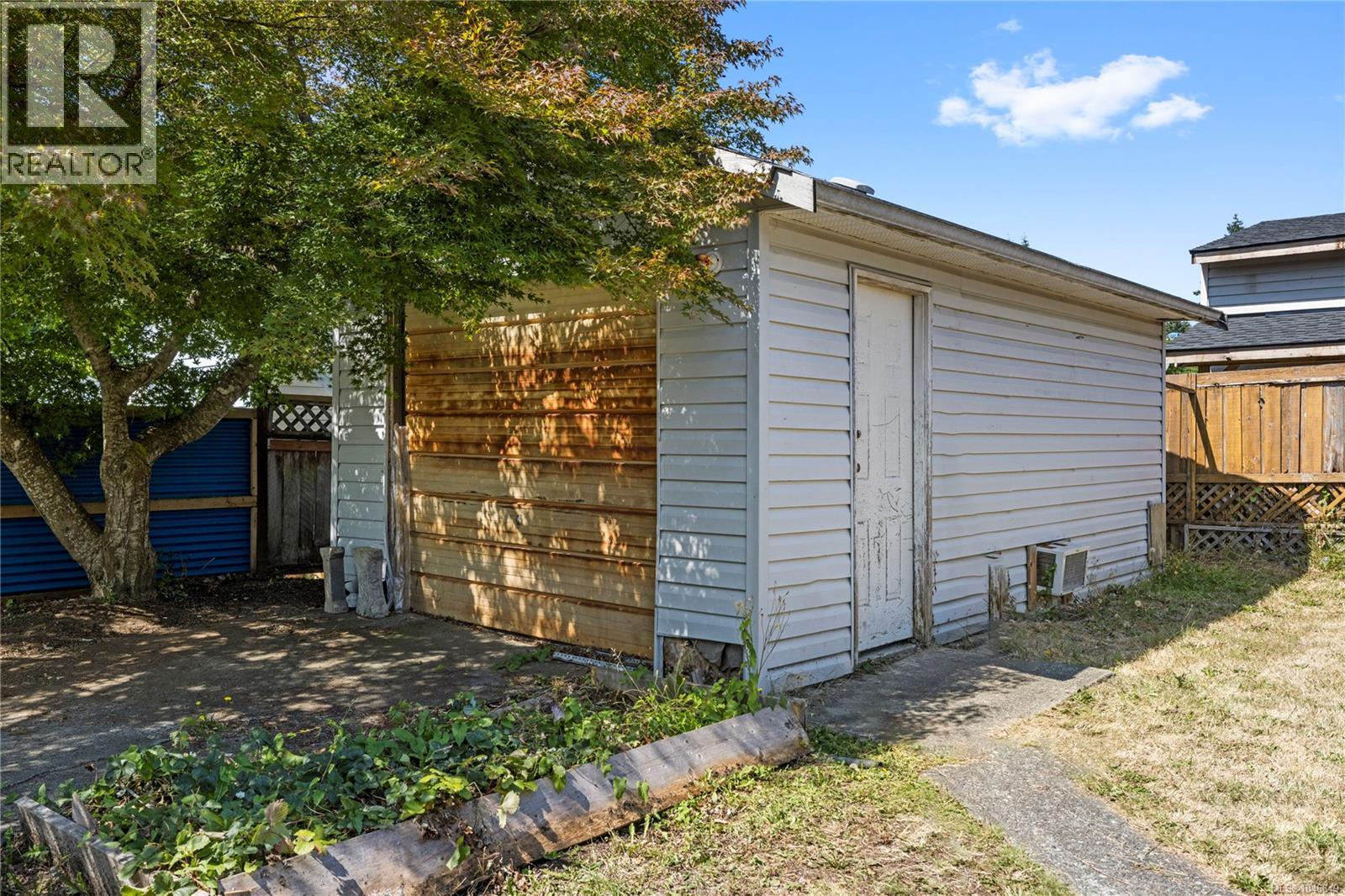 2454 5th St E Property Photo 9