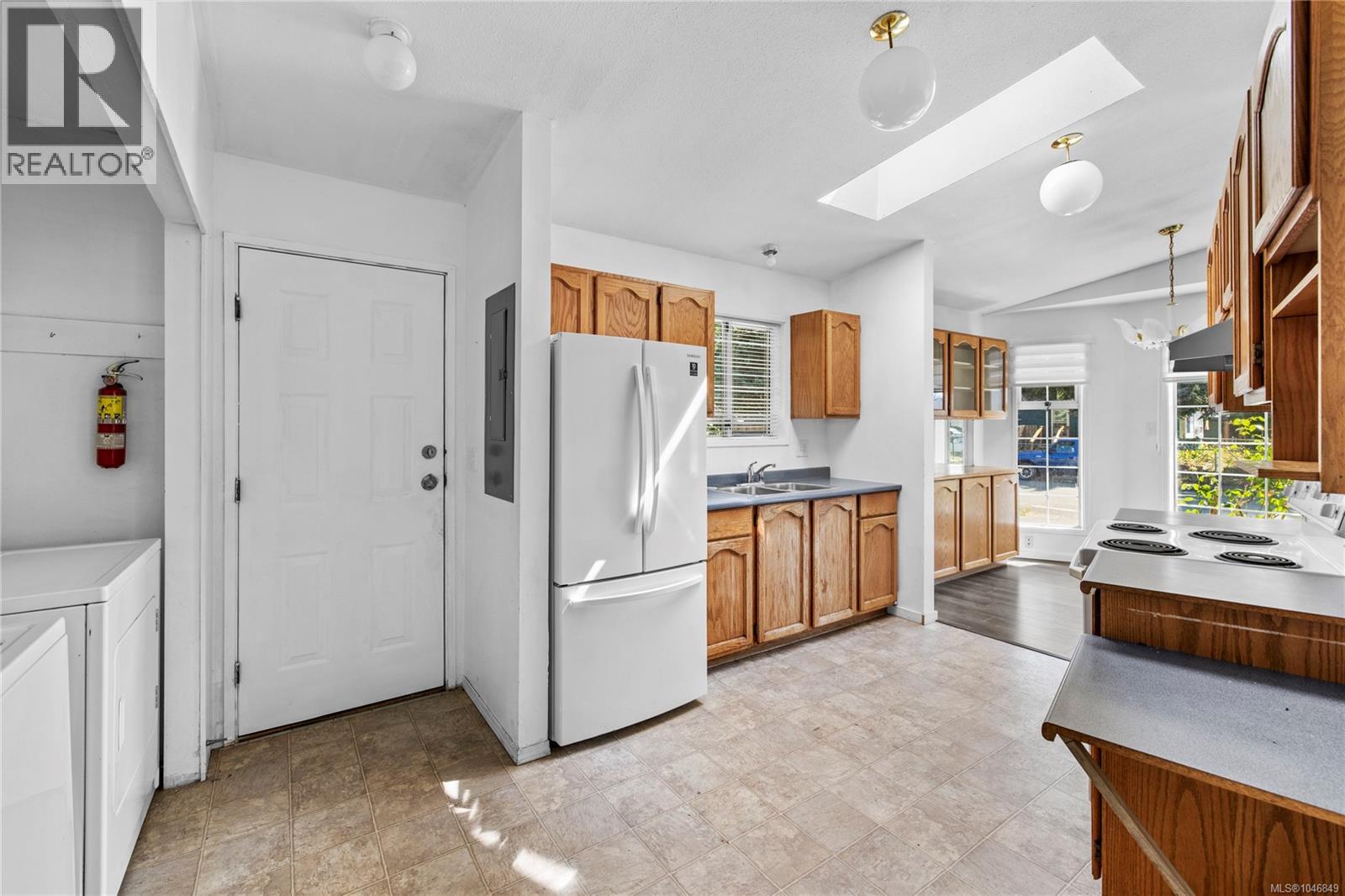 2454 5th St E Property Photo 16