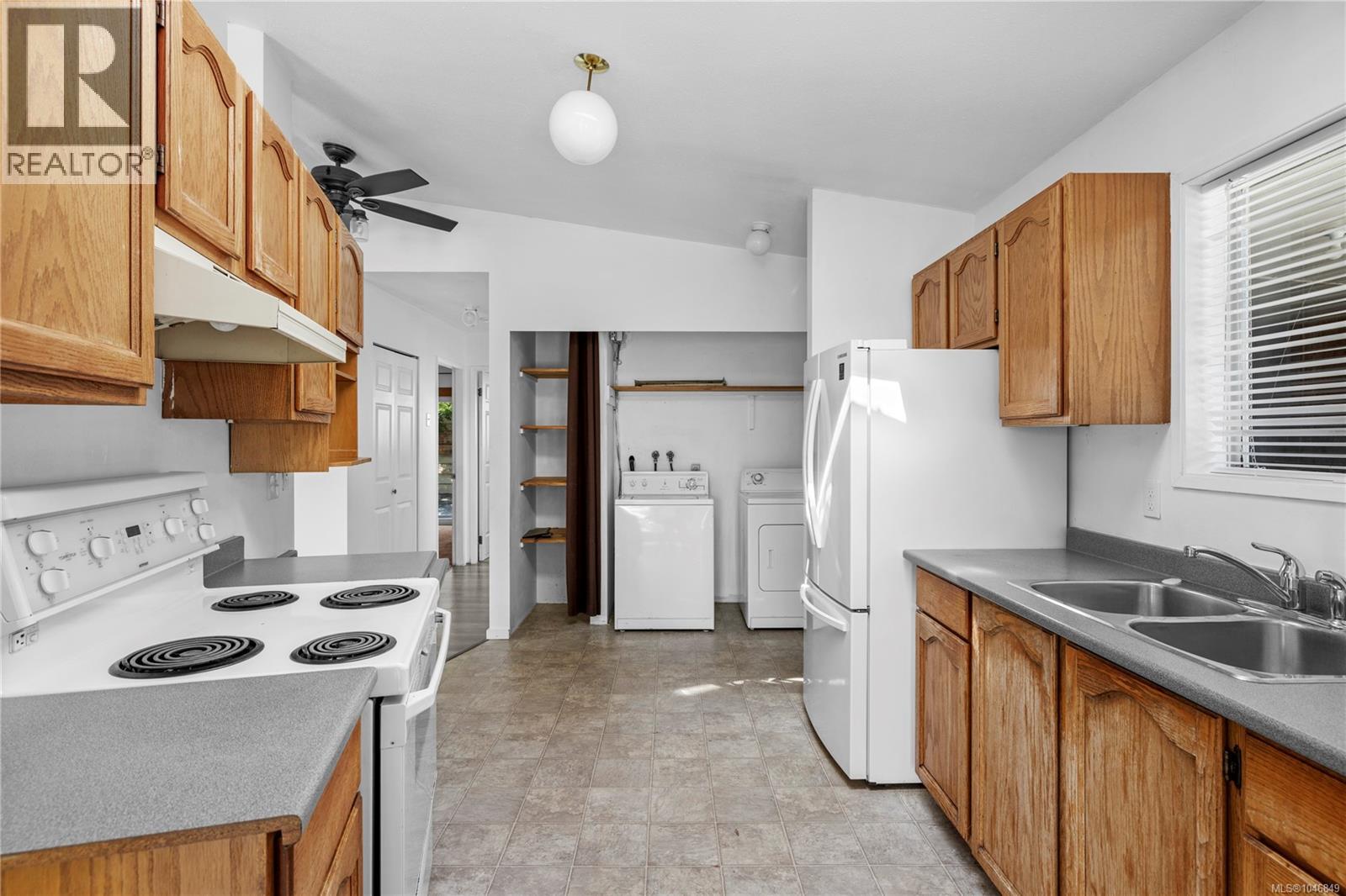 2454 5th St E Property Photo 17