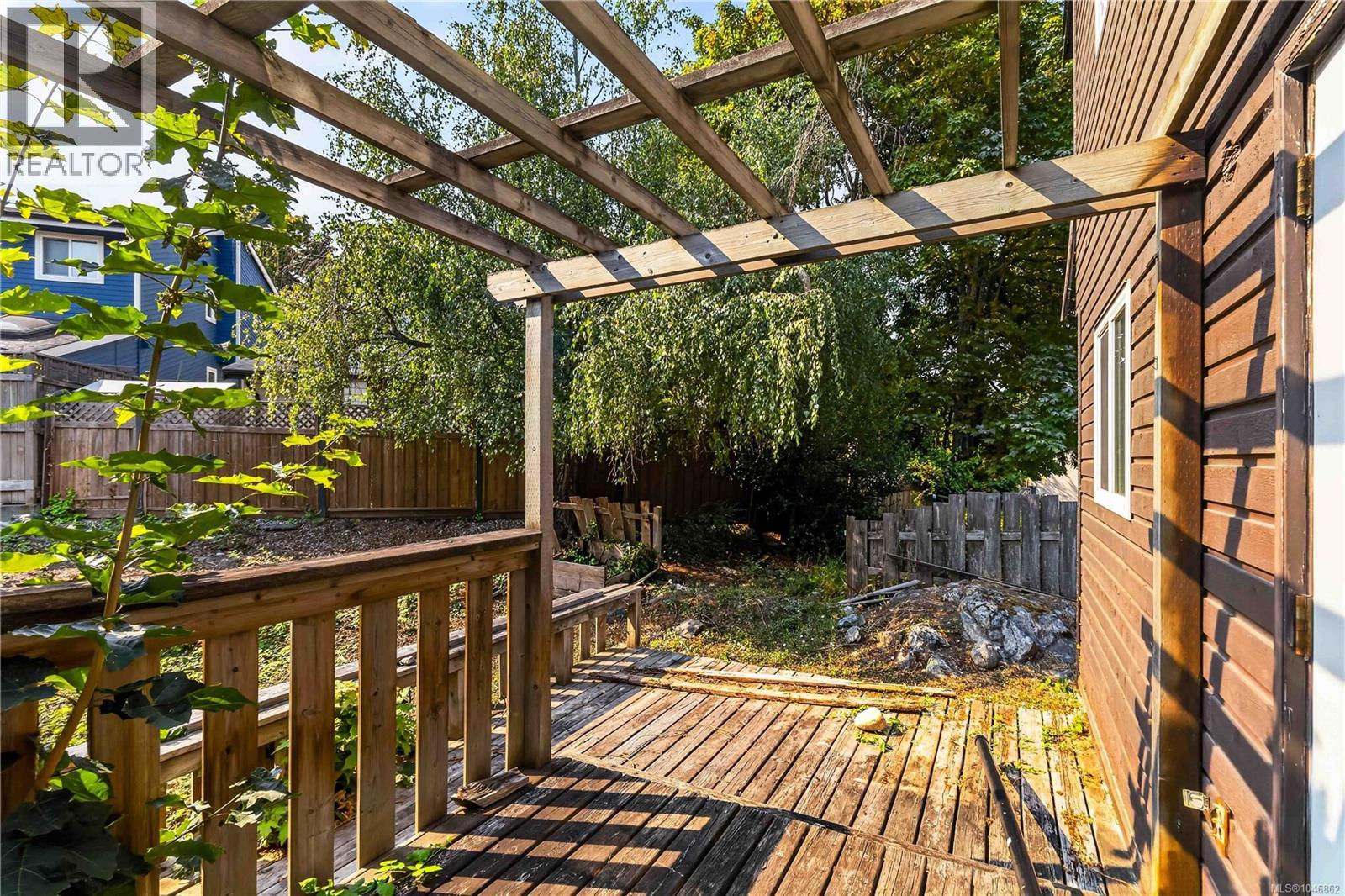 4 Demos Pl Property Photo 5