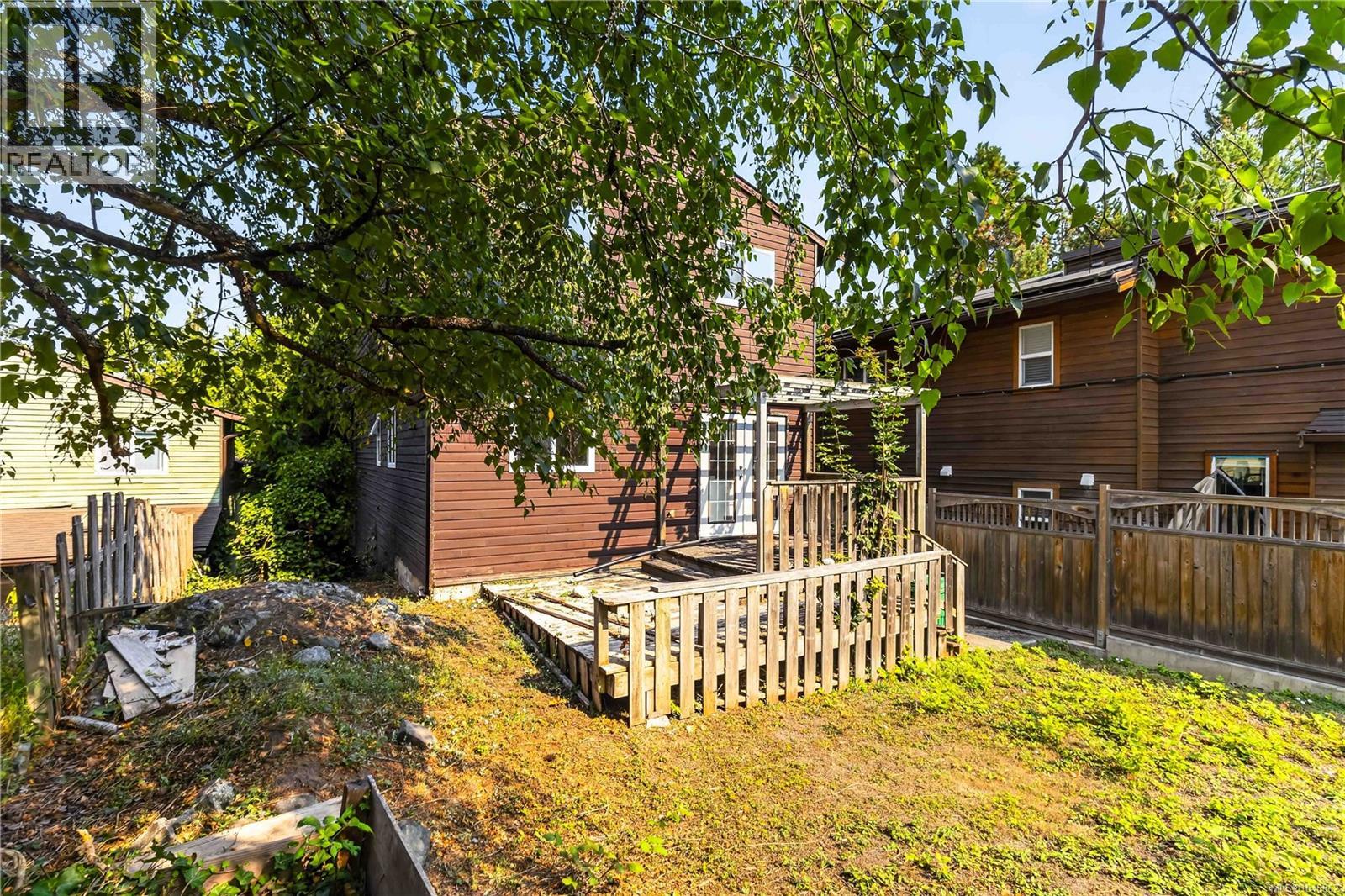 4 Demos Pl Property Photo 10