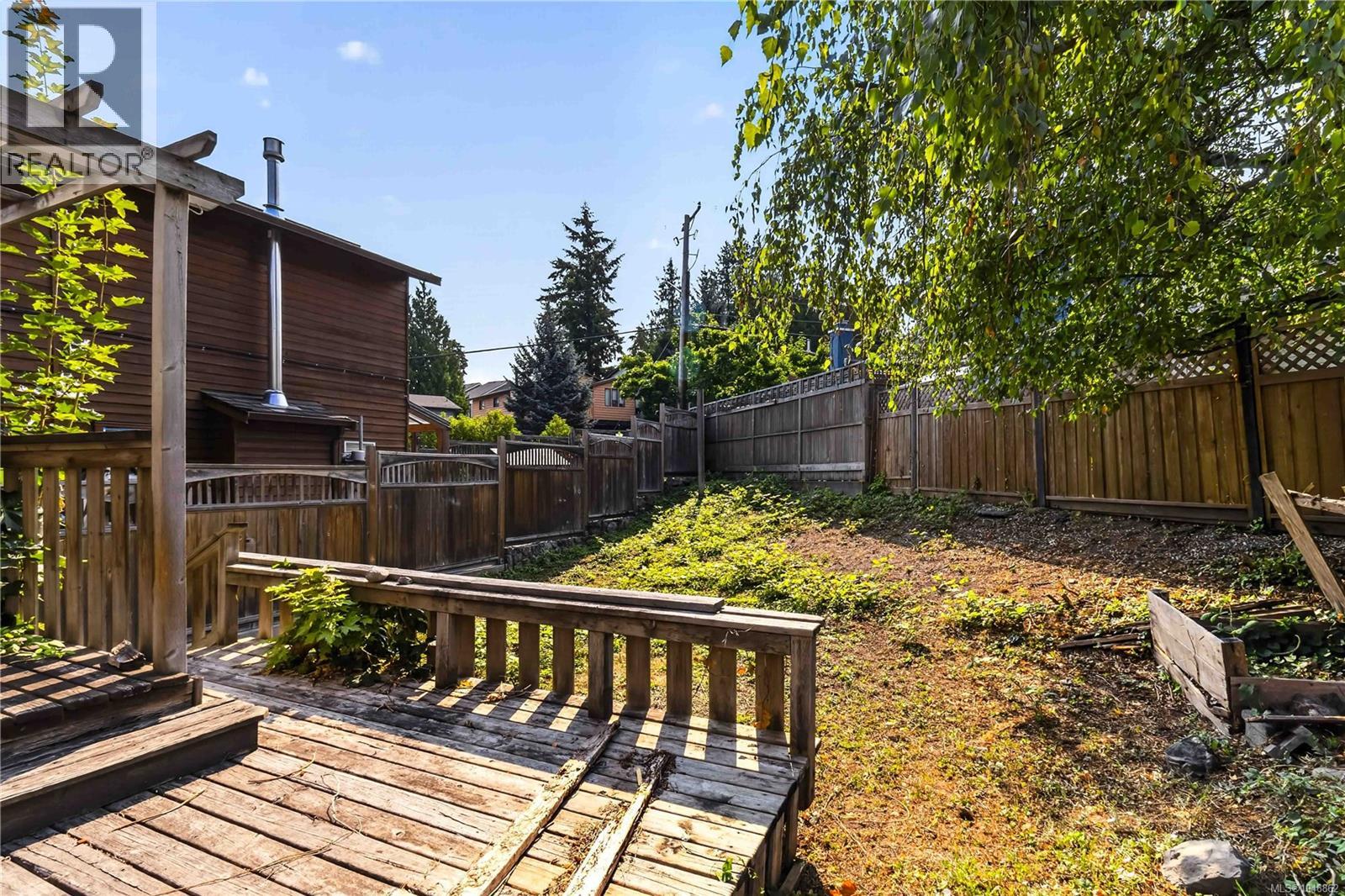 4 Demos Pl Property Photo 11