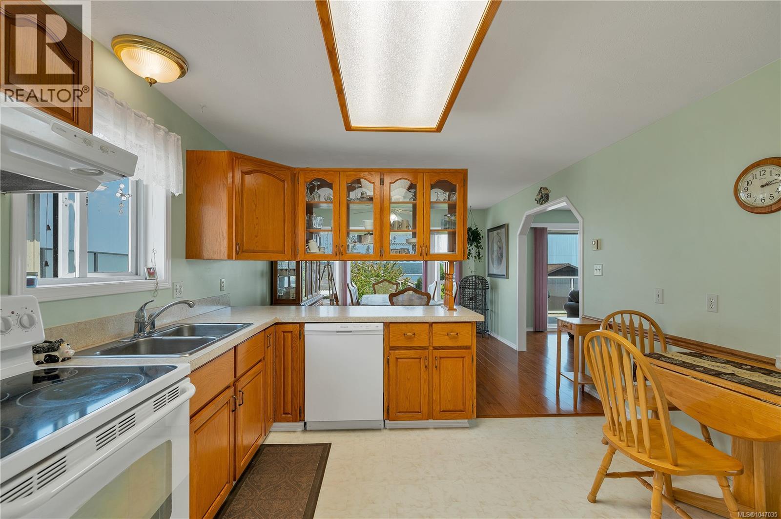 641 Alder St S Property Photo 3