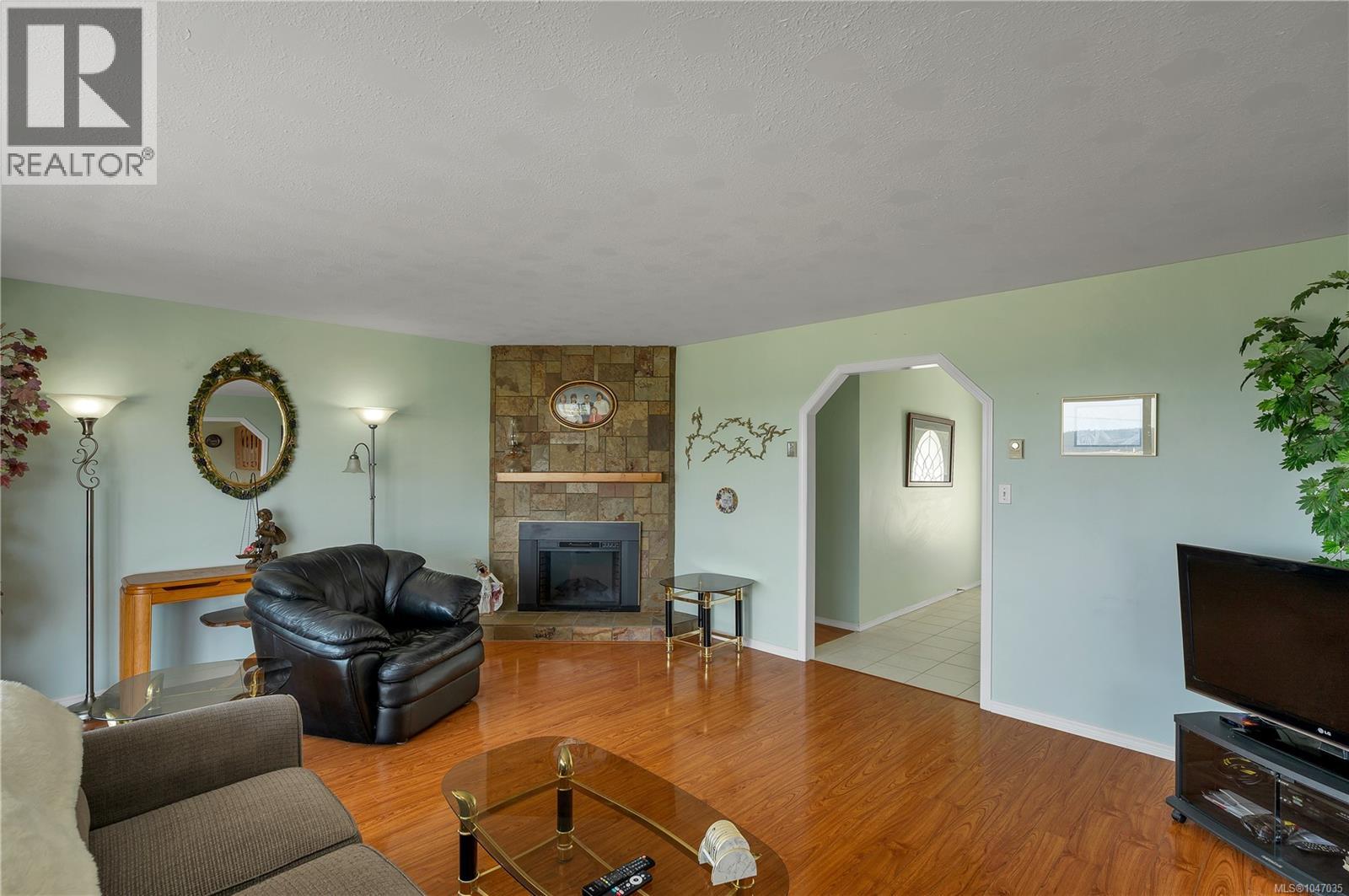 641 Alder St S Property Photo 12