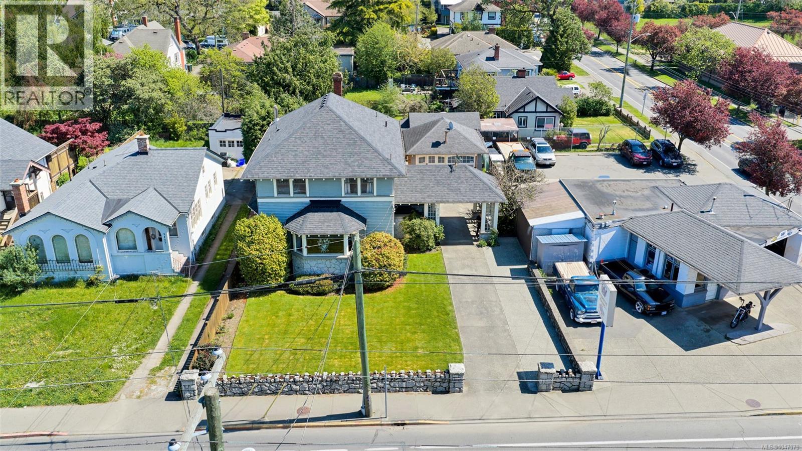 3107 Quadra St Property Photo 1