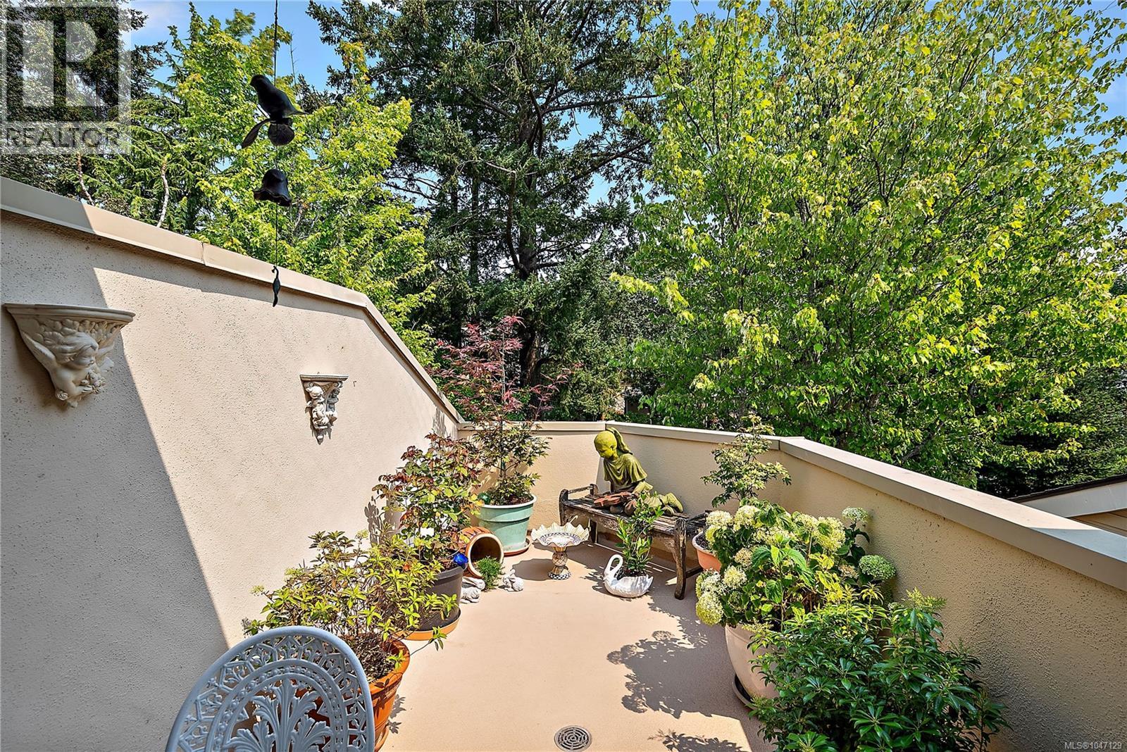 5 909 Admirals Rd Property Photo 6