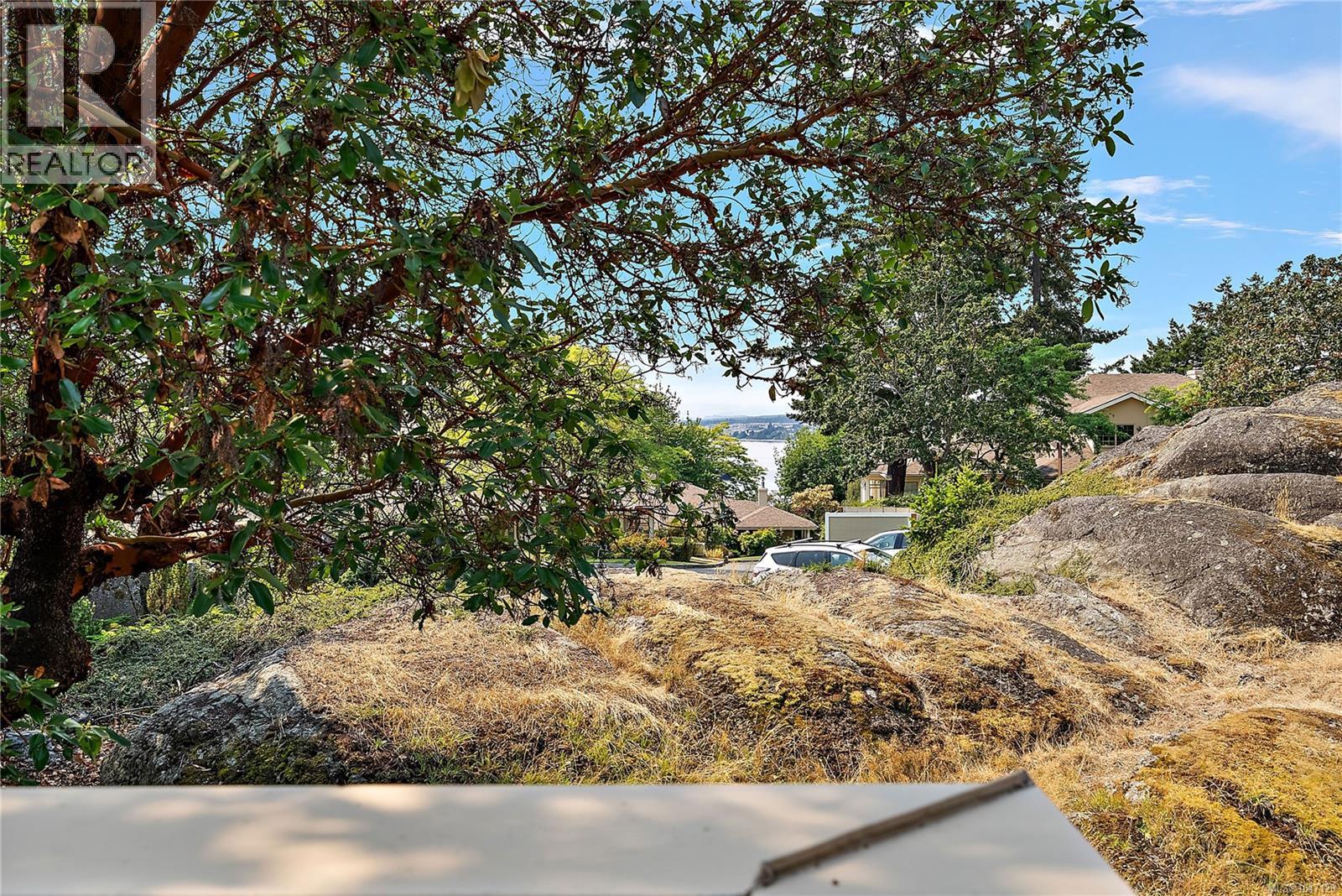 5 909 Admirals Rd Property Photo 14