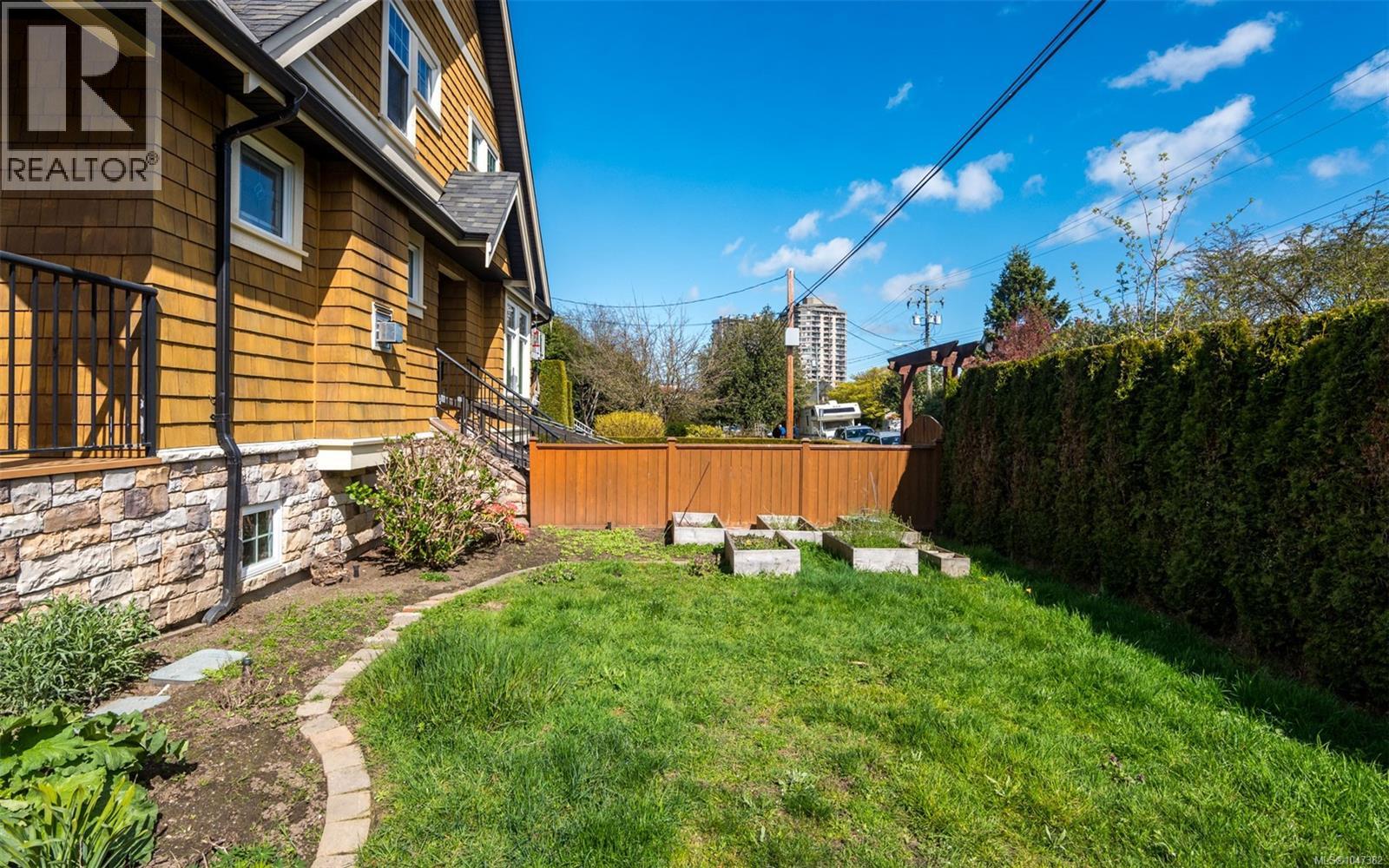 590 Simcoe St Property Photo 18
