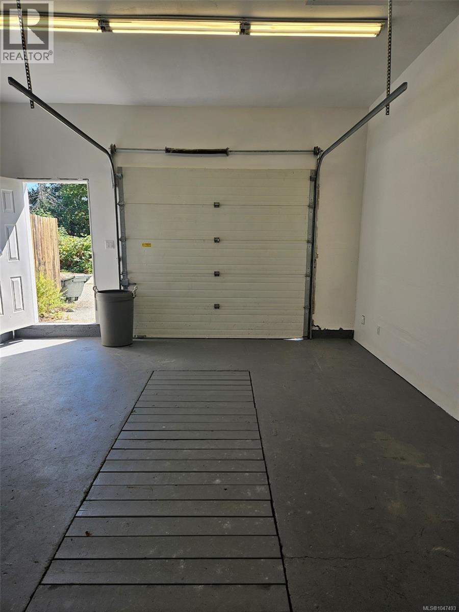 1 6072 Grandview Rd Property Photo 2