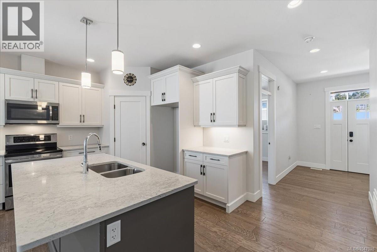 3825 Marjorie Way Property Photo 8