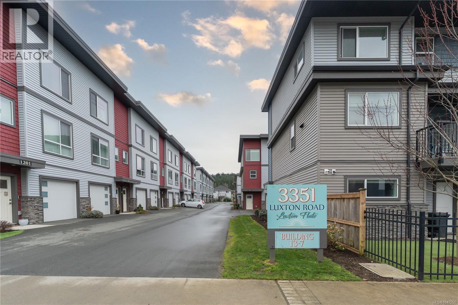 402 3351 Luxton Rd