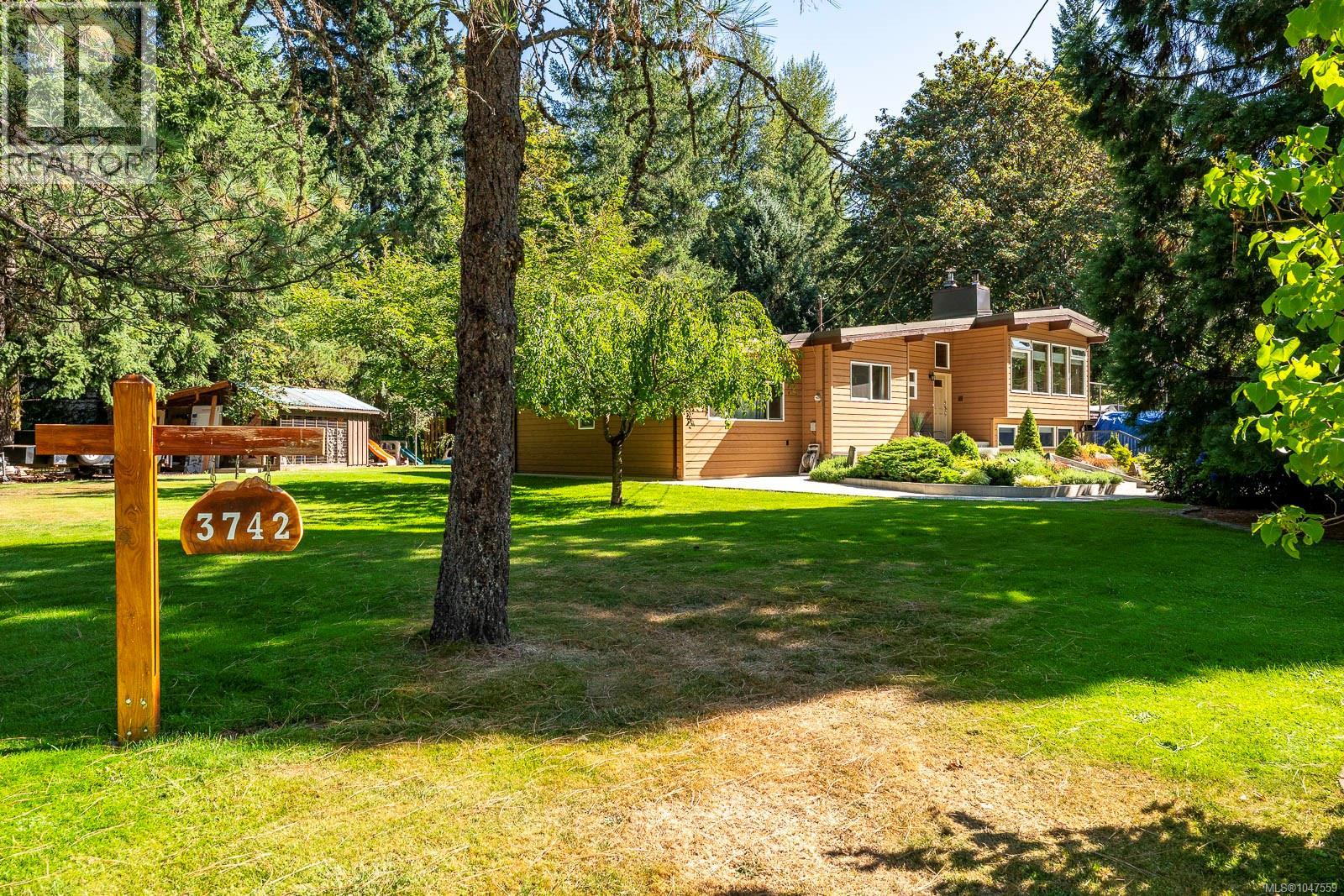 3742 James Cres